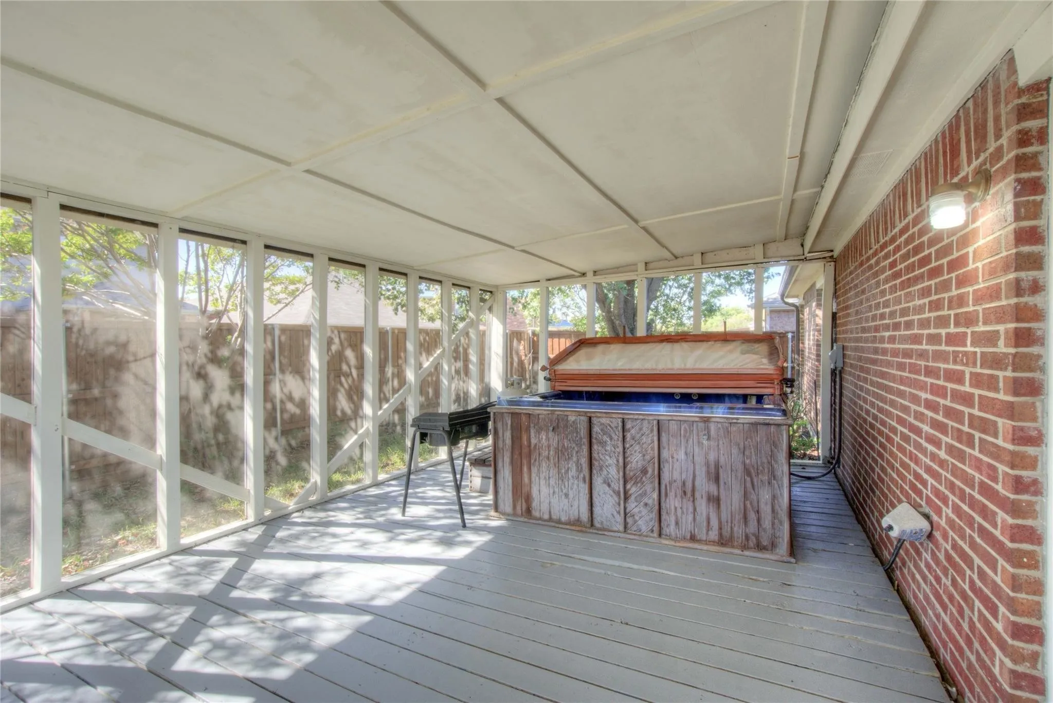 Single Family Residence For Rent in Denton County , 616 Mustang Court, Little Elm, Texas 75068, 2 Bedroom, 2 Bathroom, 2 Garage spaces, 1,040 Sqft, built in 2000, mls#21357194, Real Estate Agent in Little Elm, Homes For Rent in Denton county, Homes For Rent in Little Elm, Realtor in Little Elm Texas, Real Estate Brokerage Independent Realty Texas, Luminita Cordes Realtor