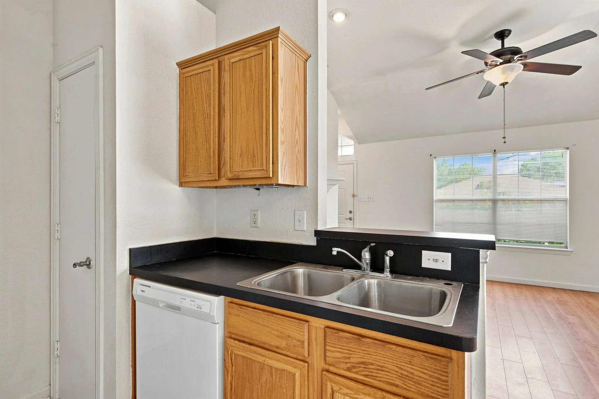 Single Family Residence For Rent in Denton County , 616 Mustang Court, Little Elm, Texas 75068, 2 Bedroom, 2 Bathroom, 2 Garage spaces, 1,040 Sqft, built in 2000, mls#21357194, Real Estate Agent in Little Elm, Homes For Rent in Denton county, Homes For Rent in Little Elm, Realtor in Little Elm Texas, Real Estate Brokerage Independent Realty Texas, Luminita Cordes Realtor