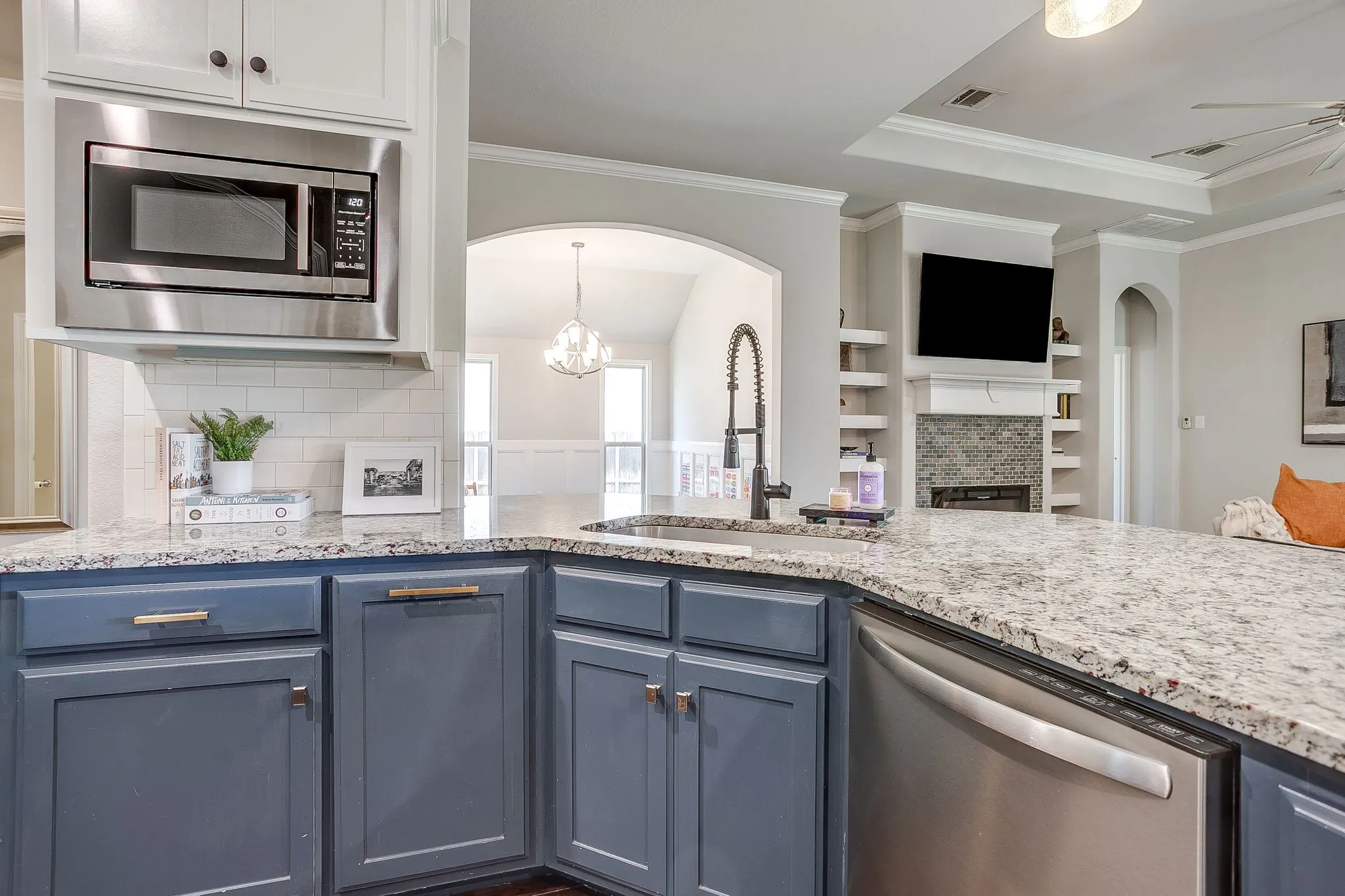 Single Family Residence For Sale in Tarrant County , 548 Inwood Street, Benbrook, Texas 76126, 3 Bedroom, 3 Bathroom, 2 Garage spaces, 2,175 Sqft, built in 2017, mls#21355280, Real Estate Agent in Benbrook, Homes For Sale in Tarrant county, Homes For Sale in Benbrook, Realtor in Benbrook Texas, Real Estate Brokerage Independent Realty Texas, Luminita Cordes Realtor