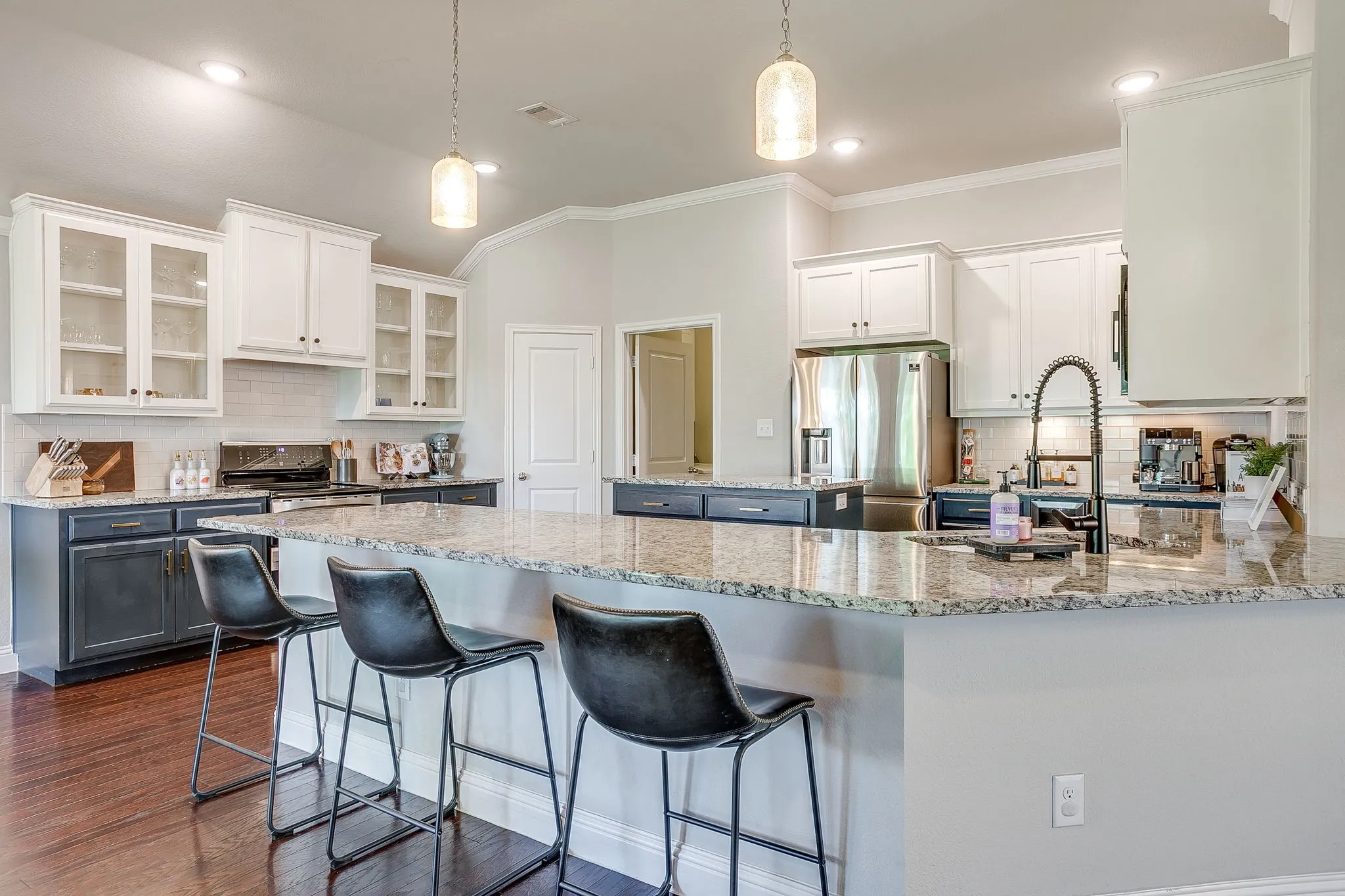 Single Family Residence For Sale in Tarrant County , 548 Inwood Street, Benbrook, Texas 76126, 3 Bedroom, 3 Bathroom, 2 Garage spaces, 2,175 Sqft, built in 2017, mls#21355280, Real Estate Agent in Benbrook, Homes For Sale in Tarrant county, Homes For Sale in Benbrook, Realtor in Benbrook Texas, Real Estate Brokerage Independent Realty Texas, Luminita Cordes Realtor