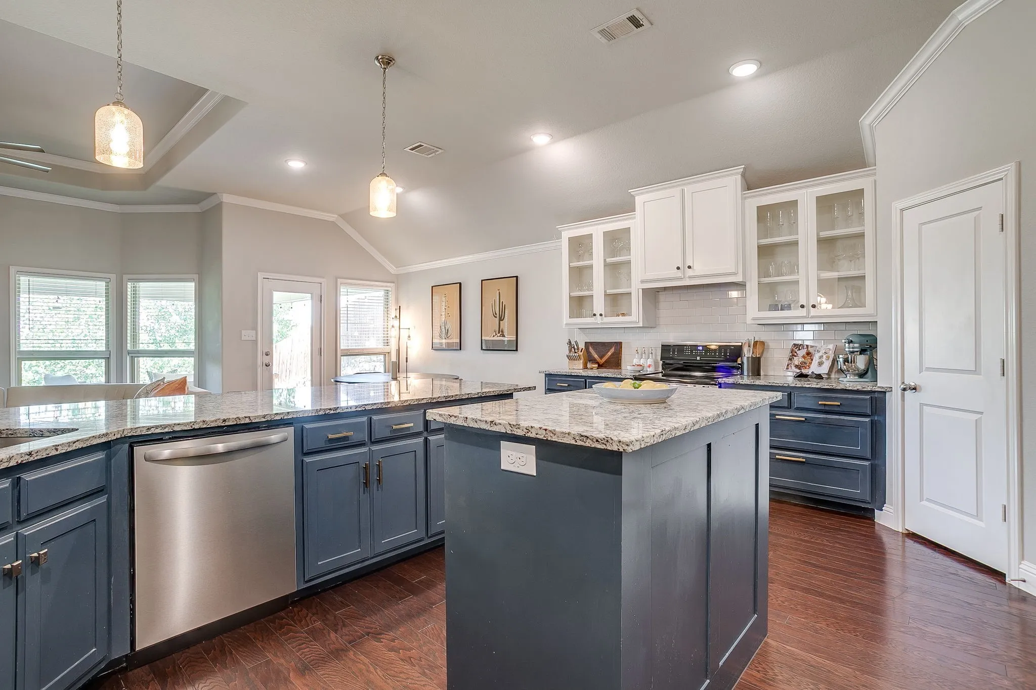 Single Family Residence For Sale in Tarrant County , 548 Inwood Street, Benbrook, Texas 76126, 3 Bedroom, 3 Bathroom, 2 Garage spaces, 2,175 Sqft, built in 2017, mls#21355280, Real Estate Agent in Benbrook, Homes For Sale in Tarrant county, Homes For Sale in Benbrook, Realtor in Benbrook Texas, Real Estate Brokerage Independent Realty Texas, Luminita Cordes Realtor