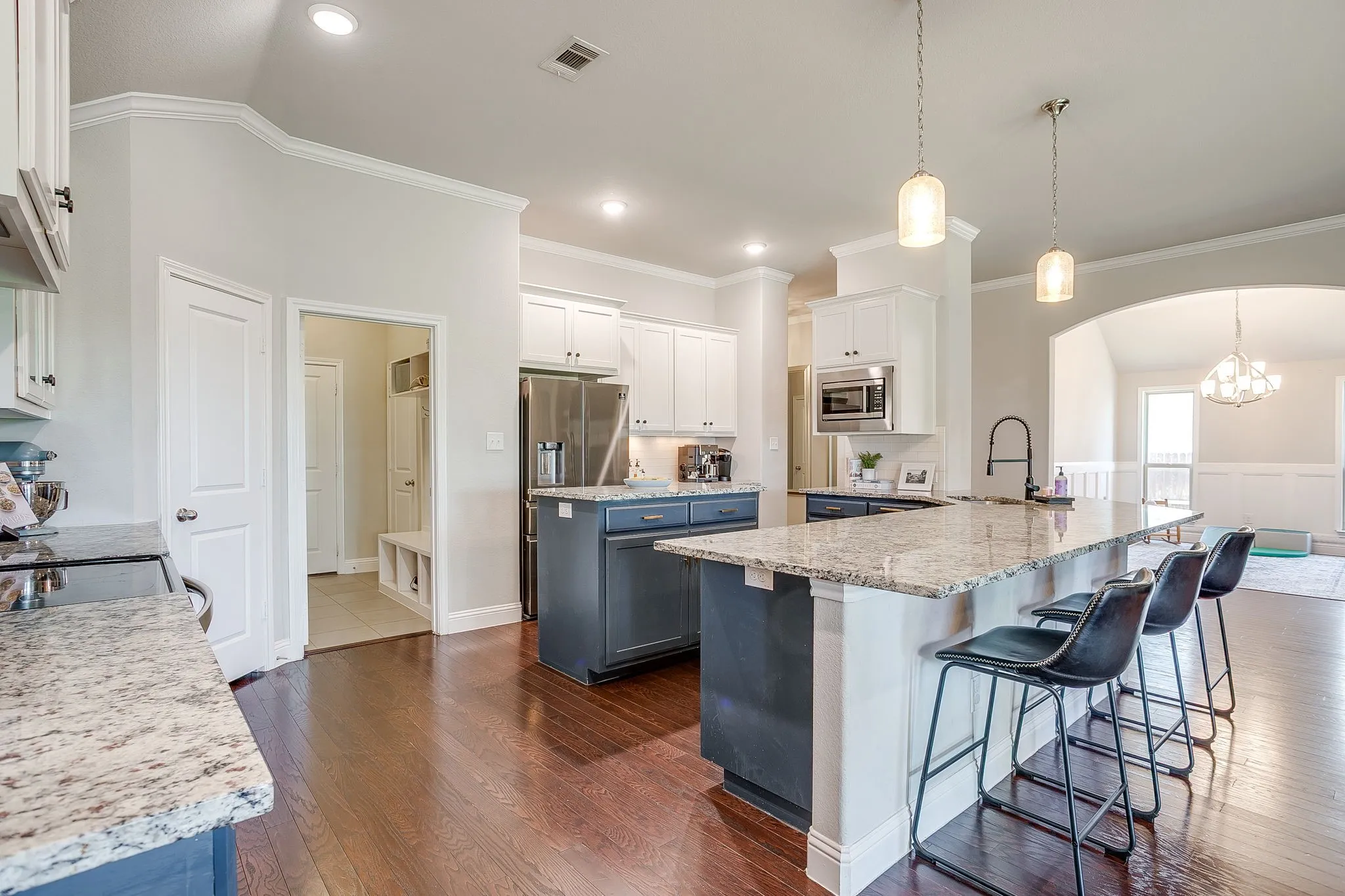 Single Family Residence For Sale in Tarrant County , 548 Inwood Street, Benbrook, Texas 76126, 3 Bedroom, 3 Bathroom, 2 Garage spaces, 2,175 Sqft, built in 2017, mls#21355280, Real Estate Agent in Benbrook, Homes For Sale in Tarrant county, Homes For Sale in Benbrook, Realtor in Benbrook Texas, Real Estate Brokerage Independent Realty Texas, Luminita Cordes Realtor