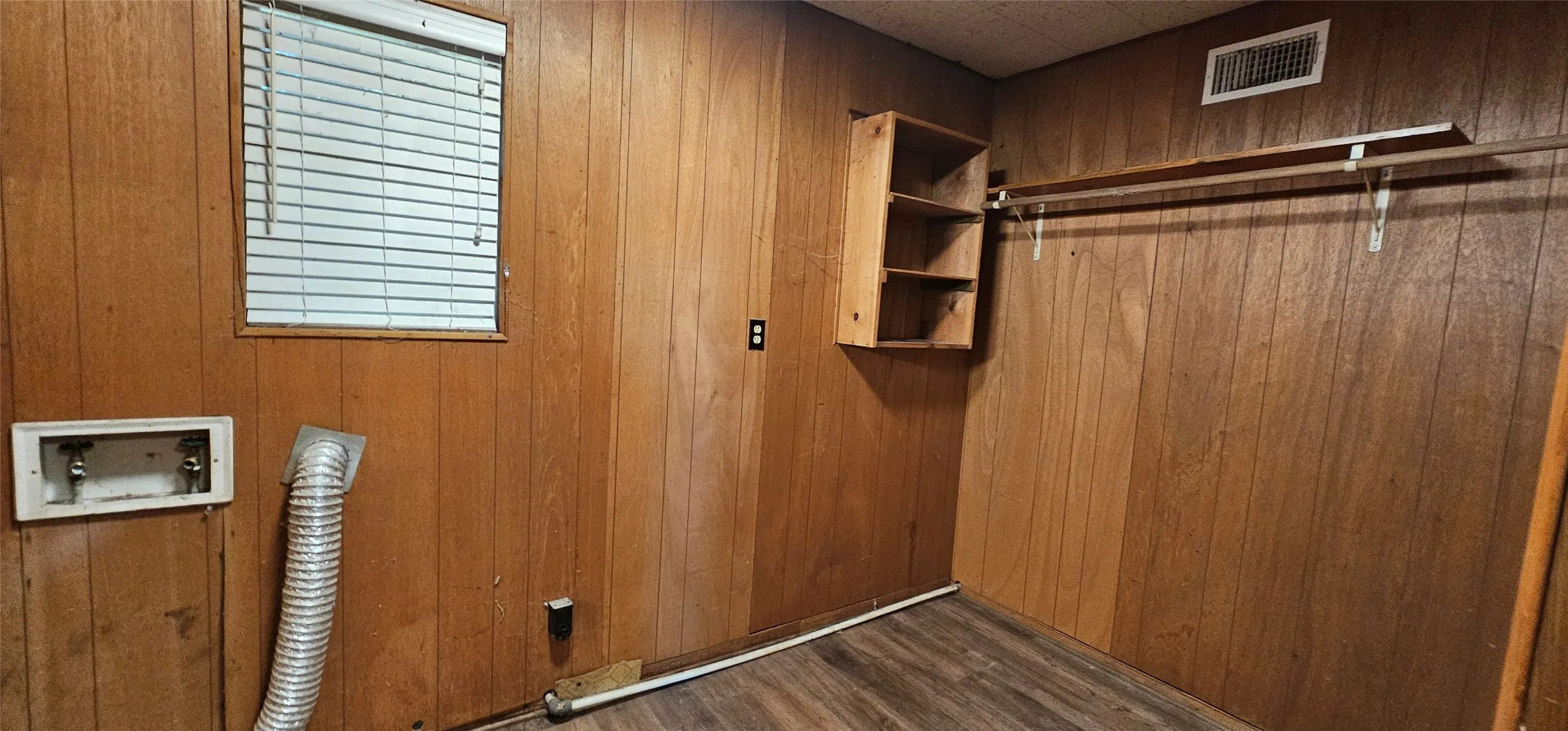 Single Family Residence For Sale in Henderson County , 509 Hillcrest Drive, Tool, Texas 75143, 2 Bedroom, 2 Bathroom, Garage spaces, 1,104 Sqft, built in 1978, mls#21357170, Real Estate Agent in Tool, Homes For Sale in Henderson county, Homes For Sale in Tool, Realtor in Tool Texas, Real Estate Brokerage Independent Realty Texas, Luminita Cordes Realtor