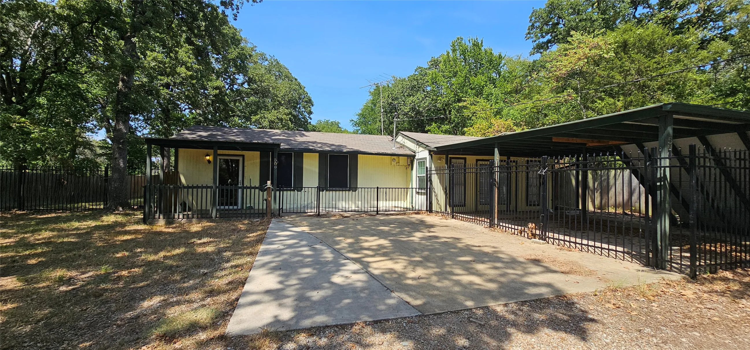 Single Family Residence For Sale in Henderson County , 509 Hillcrest Drive, Tool, Texas 75143, 2 Bedroom, 2 Bathroom, Garage spaces, 1,104 Sqft, built in 1978, mls#21357170, Real Estate Agent in Tool, Homes For Sale in Henderson county, Homes For Sale in Tool, Realtor in Tool Texas, Real Estate Brokerage Independent Realty Texas, Luminita Cordes Realtor