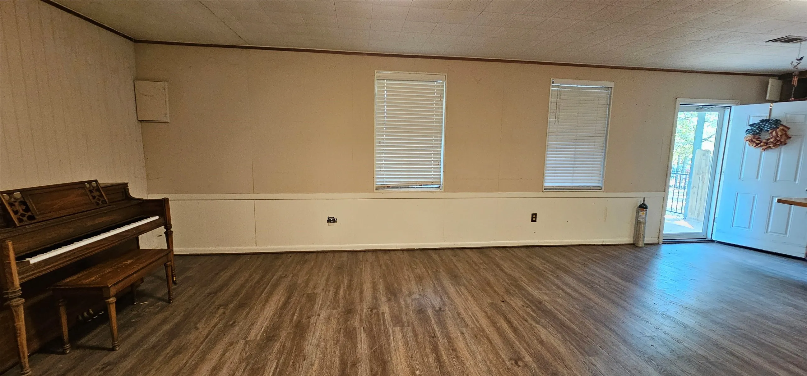 Single Family Residence For Sale in Henderson County , 509 Hillcrest Drive, Tool, Texas 75143, 2 Bedroom, 2 Bathroom, Garage spaces, 1,104 Sqft, built in 1978, mls#21357170, Real Estate Agent in Tool, Homes For Sale in Henderson county, Homes For Sale in Tool, Realtor in Tool Texas, Real Estate Brokerage Independent Realty Texas, Luminita Cordes Realtor