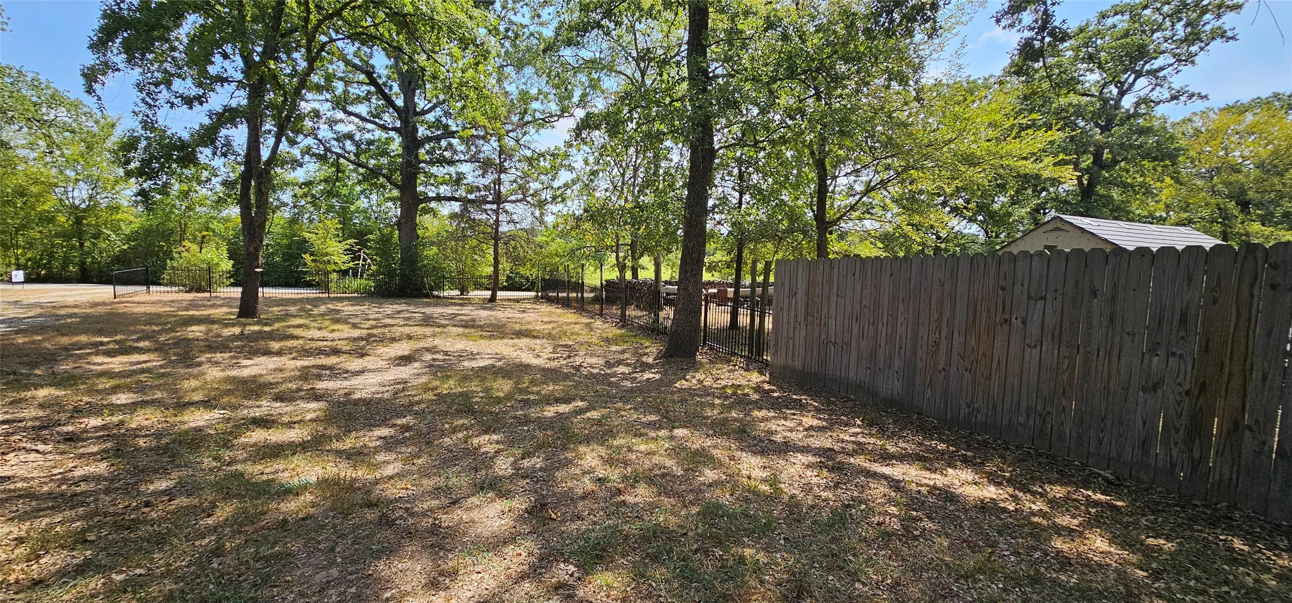 Single Family Residence For Sale in Henderson County , 509 Hillcrest Drive, Tool, Texas 75143, 2 Bedroom, 2 Bathroom, Garage spaces, 1,104 Sqft, built in 1978, mls#21357170, Real Estate Agent in Tool, Homes For Sale in Henderson county, Homes For Sale in Tool, Realtor in Tool Texas, Real Estate Brokerage Independent Realty Texas, Luminita Cordes Realtor