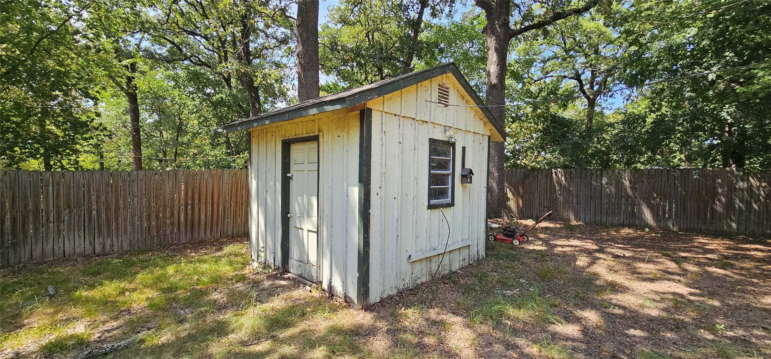 Single Family Residence For Sale in Henderson County , 509 Hillcrest Drive, Tool, Texas 75143, 2 Bedroom, 2 Bathroom, Garage spaces, 1,104 Sqft, built in 1978, mls#21357170, Real Estate Agent in Tool, Homes For Sale in Henderson county, Homes For Sale in Tool, Realtor in Tool Texas, Real Estate Brokerage Independent Realty Texas, Luminita Cordes Realtor