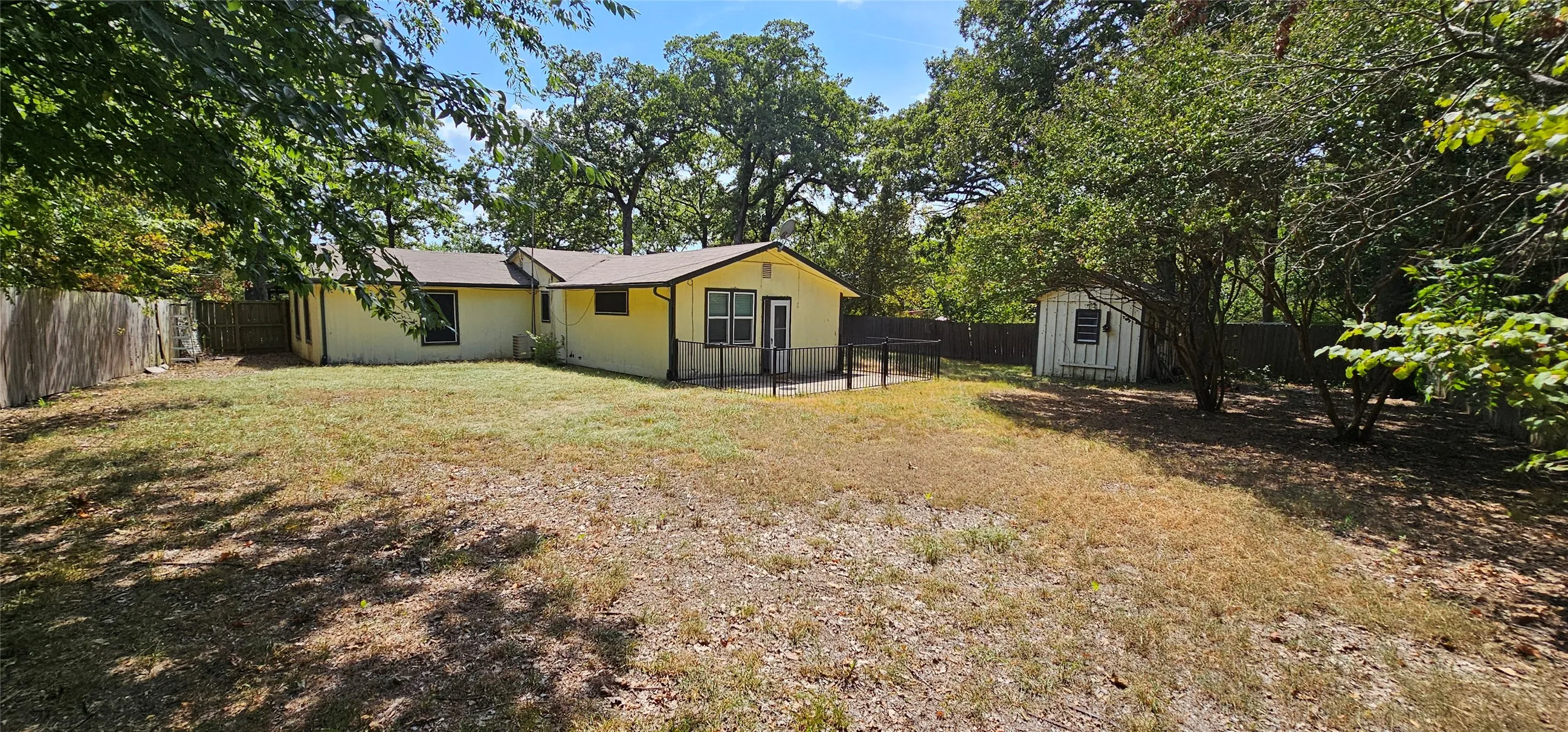 Single Family Residence For Sale in Henderson County , 509 Hillcrest Drive, Tool, Texas 75143, 2 Bedroom, 2 Bathroom, Garage spaces, 1,104 Sqft, built in 1978, mls#21357170, Real Estate Agent in Tool, Homes For Sale in Henderson county, Homes For Sale in Tool, Realtor in Tool Texas, Real Estate Brokerage Independent Realty Texas, Luminita Cordes Realtor