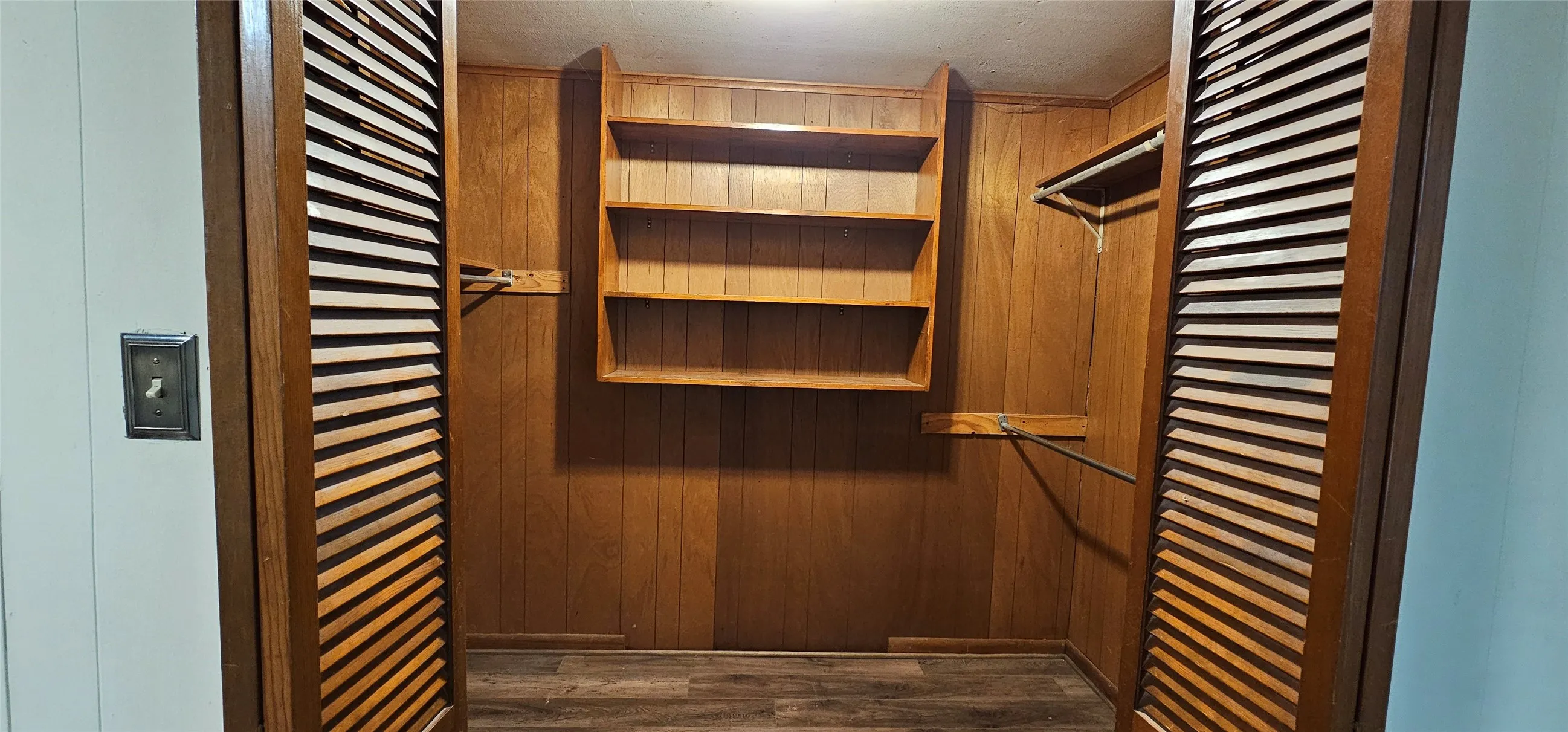 Single Family Residence For Sale in Henderson County , 509 Hillcrest Drive, Tool, Texas 75143, 2 Bedroom, 2 Bathroom, Garage spaces, 1,104 Sqft, built in 1978, mls#21357170, Real Estate Agent in Tool, Homes For Sale in Henderson county, Homes For Sale in Tool, Realtor in Tool Texas, Real Estate Brokerage Independent Realty Texas, Luminita Cordes Realtor
