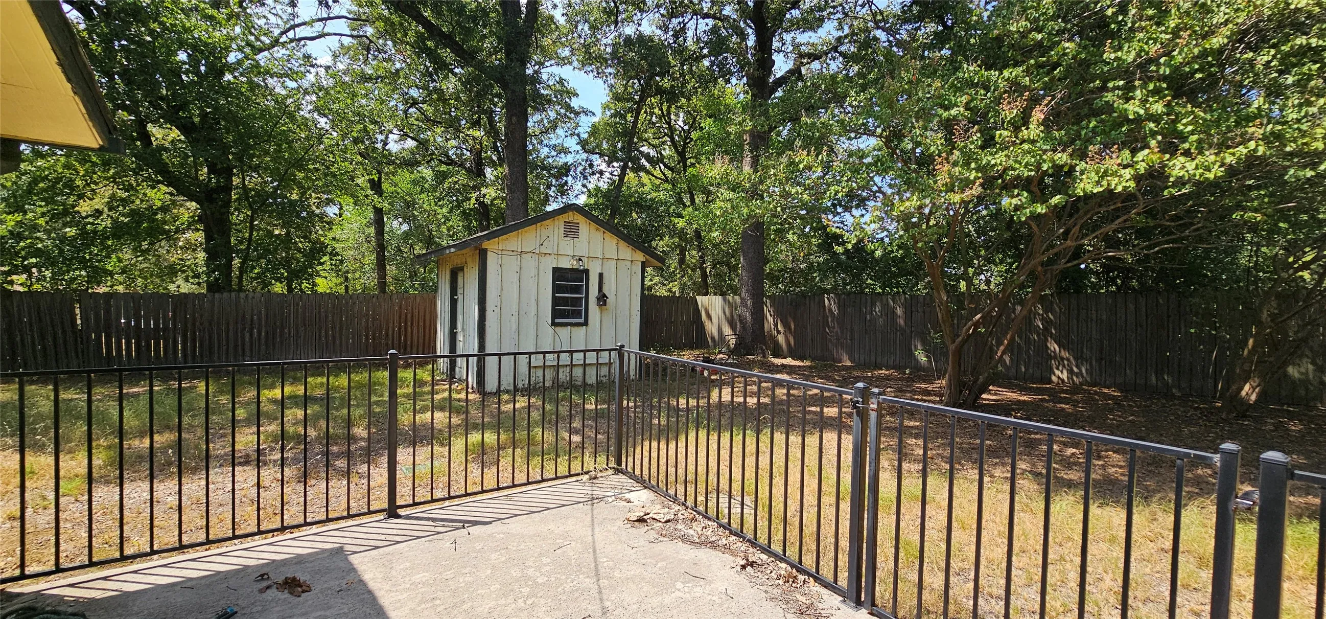 Single Family Residence For Sale in Henderson County , 509 Hillcrest Drive, Tool, Texas 75143, 2 Bedroom, 2 Bathroom, Garage spaces, 1,104 Sqft, built in 1978, mls#21357170, Real Estate Agent in Tool, Homes For Sale in Henderson county, Homes For Sale in Tool, Realtor in Tool Texas, Real Estate Brokerage Independent Realty Texas, Luminita Cordes Realtor