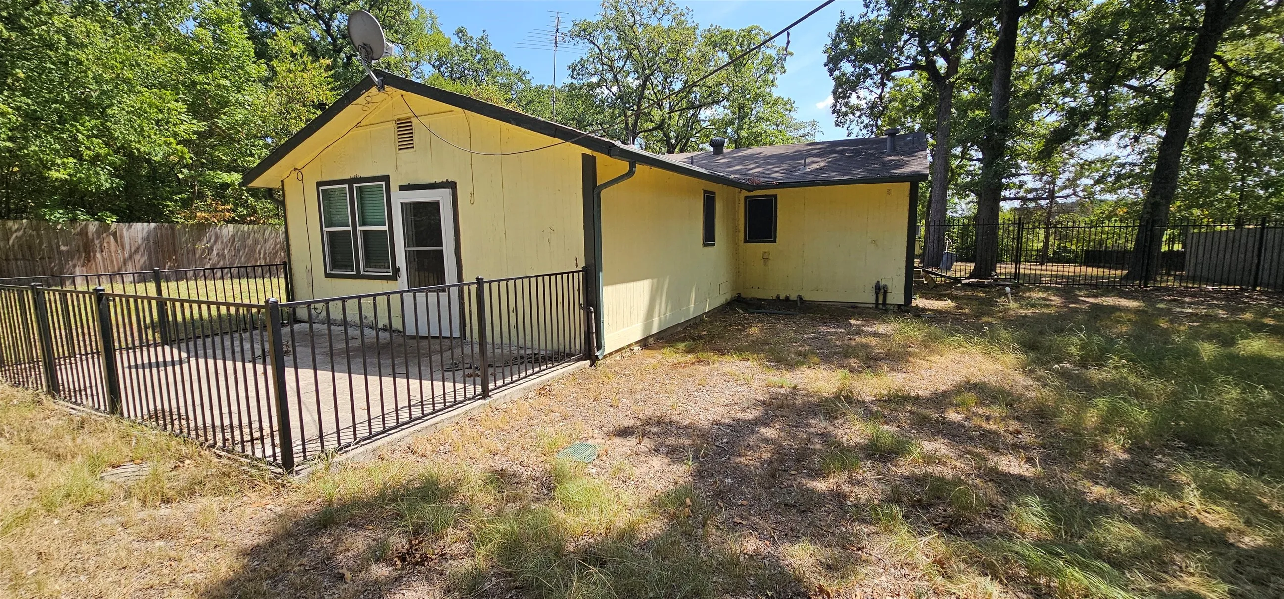 Single Family Residence For Sale in Henderson County , 509 Hillcrest Drive, Tool, Texas 75143, 2 Bedroom, 2 Bathroom, Garage spaces, 1,104 Sqft, built in 1978, mls#21357170, Real Estate Agent in Tool, Homes For Sale in Henderson county, Homes For Sale in Tool, Realtor in Tool Texas, Real Estate Brokerage Independent Realty Texas, Luminita Cordes Realtor