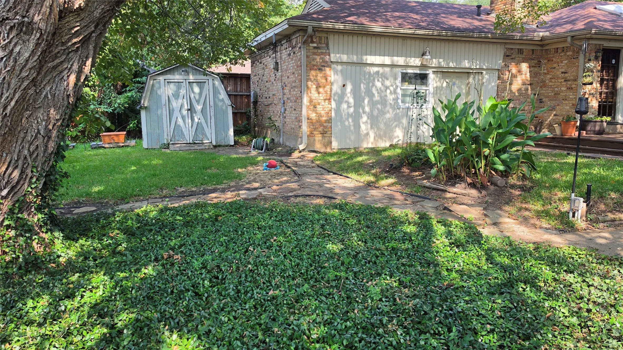 Single Family Residence For Sale in Dallas County , 1210 Vicksburg Drive, Garland, Texas 75041, 3 Bedroom, 2 Bathroom, Garage spaces, 1,778 Sqft, built in 1964, Price $315,000, mls#21356533, Real Estate Agent in Garland, Homes For Sale in Dallas county, Homes For Sale in Garland, Realtor in Garland Texas, Real Estate Brokerage Independent Realty Texas, Luminita Cordes Realtor