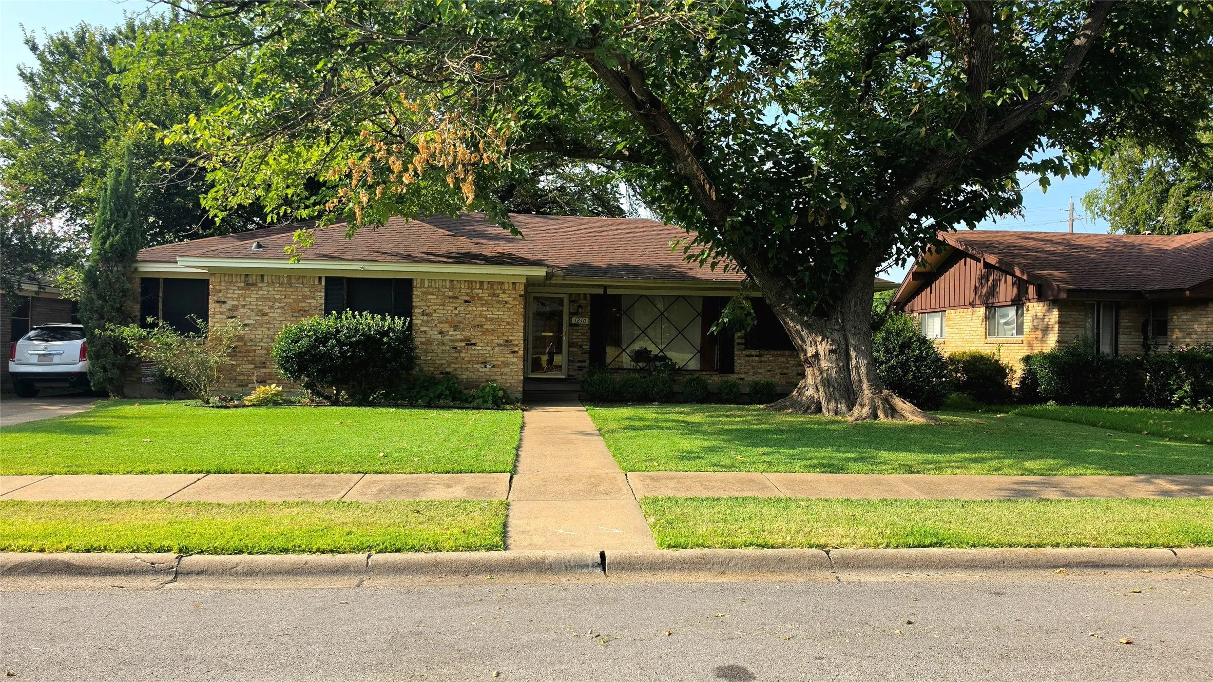 Single Family Residence For Sale in Dallas County , 1210 Vicksburg Drive, Garland, Texas 75041, 3 Bedroom, 2 Bathroom, Garage spaces, 1,778 Sqft, built in 1964, Price $315,000, mls#21356533, Real Estate Agent in Garland, Homes For Sale in Dallas county, Homes For Sale in Garland, Realtor in Garland Texas, Real Estate Brokerage Independent Realty Texas, Luminita Cordes Realtor
