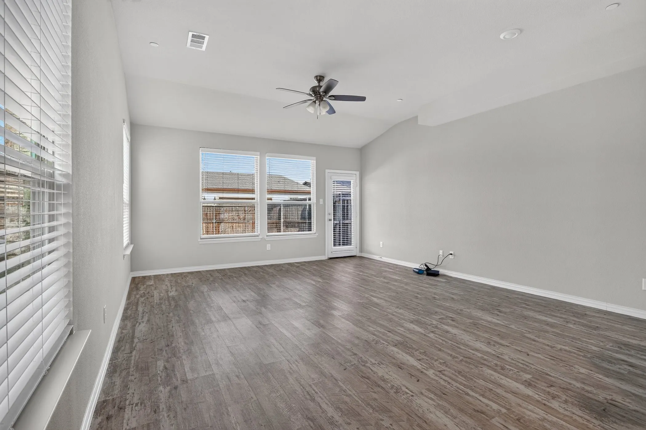 Townhouse For Rent in Denton County , 3342 Solana Circle, Denton, Texas 76207, 4 Bedroom, 3 Bathroom, 2 Garage spaces, 2,010 Sqft, built in 2022, mls#21357206, Real Estate Agent in Denton, Homes For Rent in Denton county, Homes For Rent in Denton, Realtor in Denton Texas, Real Estate Brokerage Independent Realty Texas, Luminita Cordes Realtor