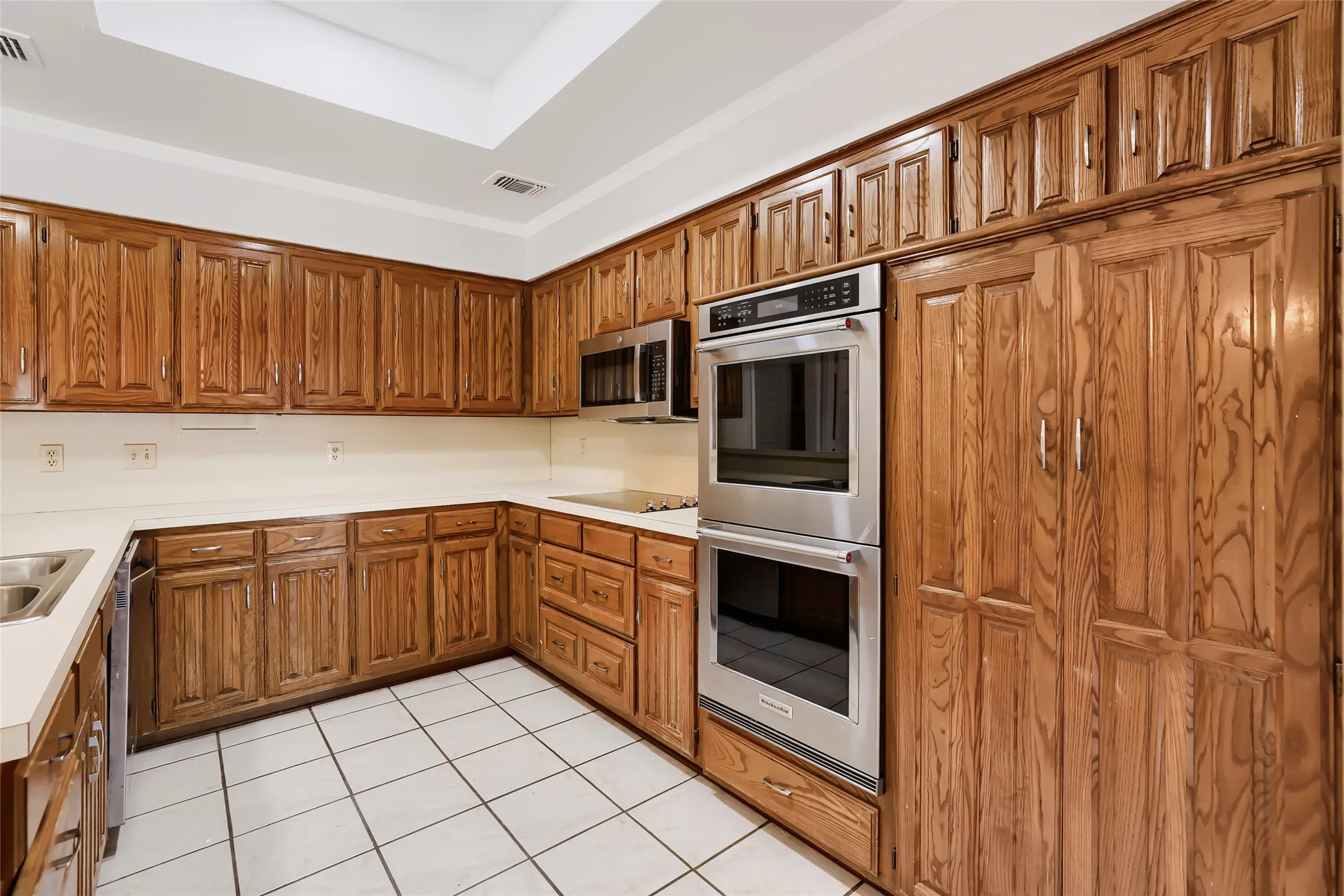 Single Family Residence For Sale in Tarrant County , 1201 St James Place, Arlington, Texas 76011, 3 Bedroom, 2 Bathroom, 2 Garage spaces, 2,030 Sqft, built in 1986, mls#21270078, Real Estate Agent in Arlington, Homes For Sale in Tarrant county, Homes For Sale in Arlington, Realtor in Arlington Texas, Real Estate Brokerage Independent Realty Texas, Luminita Cordes Realtor