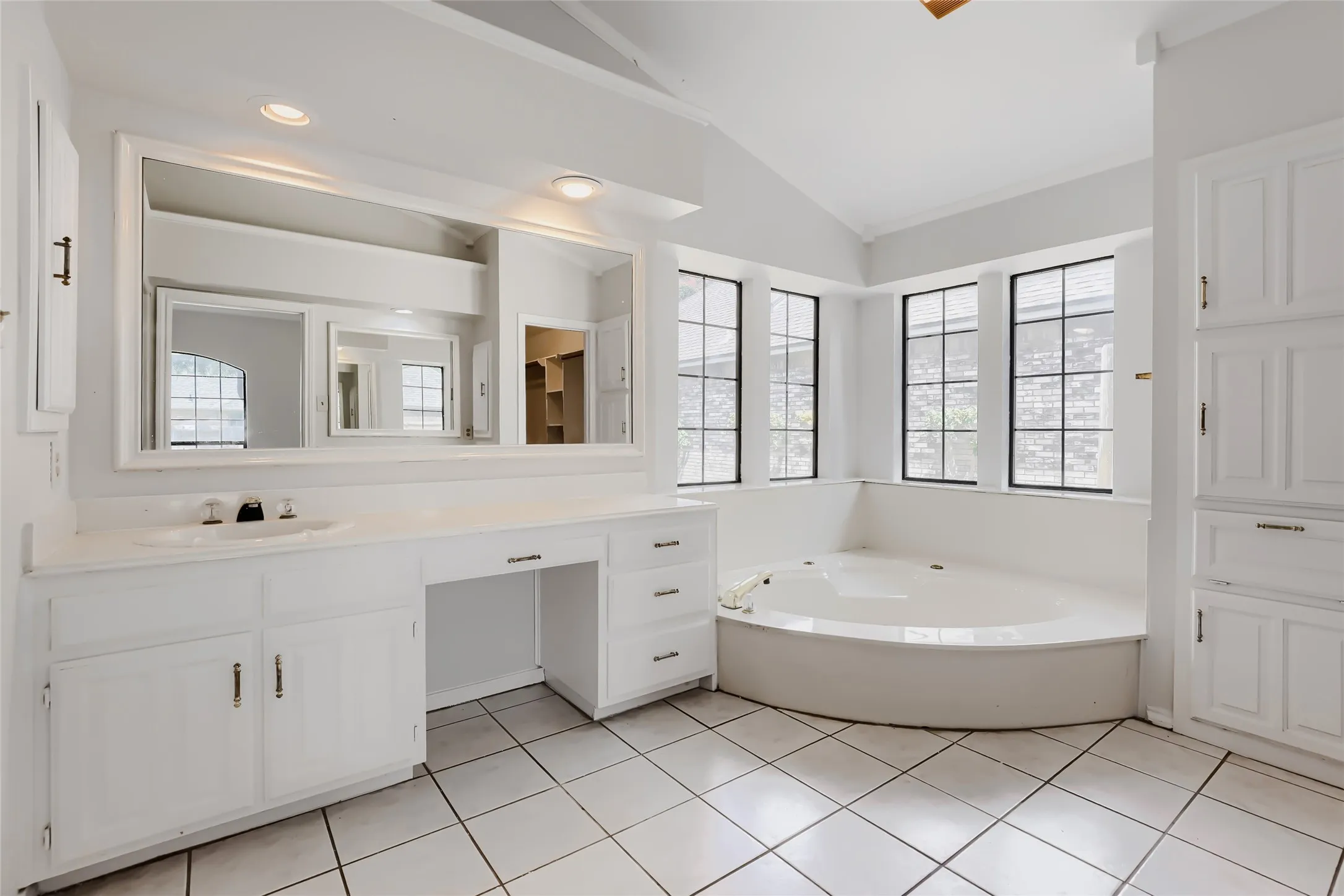 Single Family Residence For Sale in Tarrant County , 1201 St James Place, Arlington, Texas 76011, 3 Bedroom, 2 Bathroom, 2 Garage spaces, 2,030 Sqft, built in 1986, mls#21270078, Real Estate Agent in Arlington, Homes For Sale in Tarrant county, Homes For Sale in Arlington, Realtor in Arlington Texas, Real Estate Brokerage Independent Realty Texas, Luminita Cordes Realtor