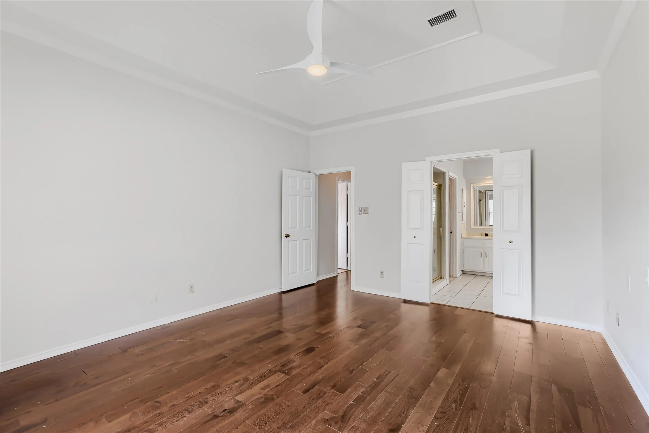 Single Family Residence For Sale in Tarrant County , 1201 St James Place, Arlington, Texas 76011, 3 Bedroom, 2 Bathroom, 2 Garage spaces, 2,030 Sqft, built in 1986, mls#21270078, Real Estate Agent in Arlington, Homes For Sale in Tarrant county, Homes For Sale in Arlington, Realtor in Arlington Texas, Real Estate Brokerage Independent Realty Texas, Luminita Cordes Realtor
