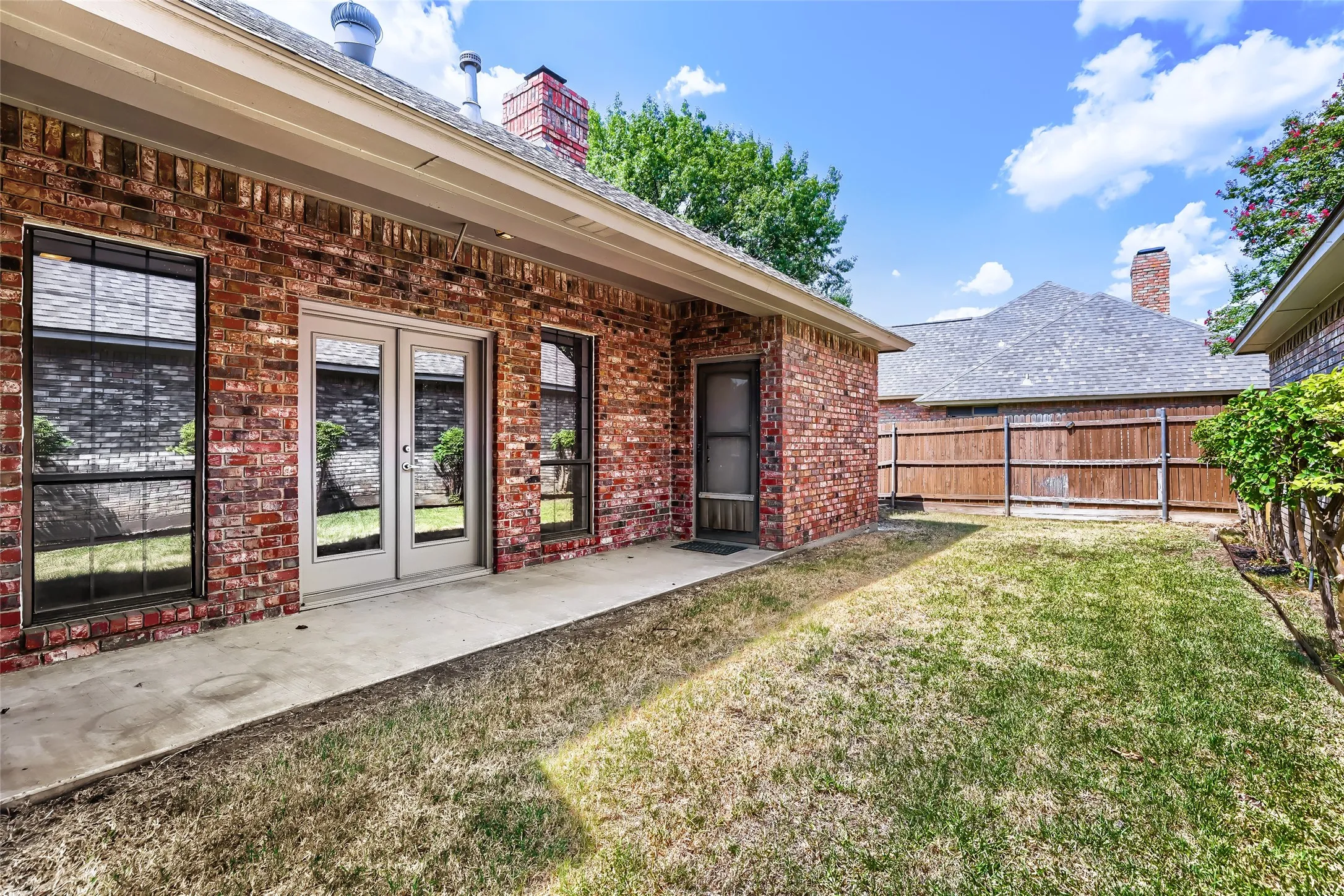 Single Family Residence For Sale in Tarrant County , 1201 St James Place, Arlington, Texas 76011, 3 Bedroom, 2 Bathroom, 2 Garage spaces, 2,030 Sqft, built in 1986, mls#21270078, Real Estate Agent in Arlington, Homes For Sale in Tarrant county, Homes For Sale in Arlington, Realtor in Arlington Texas, Real Estate Brokerage Independent Realty Texas, Luminita Cordes Realtor
