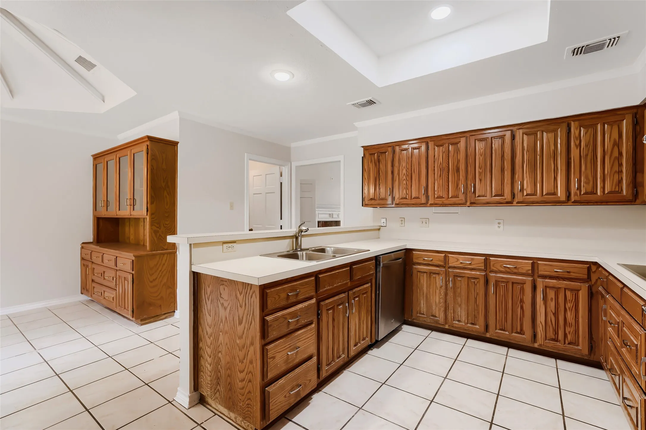 Single Family Residence For Sale in Tarrant County , 1201 St James Place, Arlington, Texas 76011, 3 Bedroom, 2 Bathroom, 2 Garage spaces, 2,030 Sqft, built in 1986, mls#21270078, Real Estate Agent in Arlington, Homes For Sale in Tarrant county, Homes For Sale in Arlington, Realtor in Arlington Texas, Real Estate Brokerage Independent Realty Texas, Luminita Cordes Realtor
