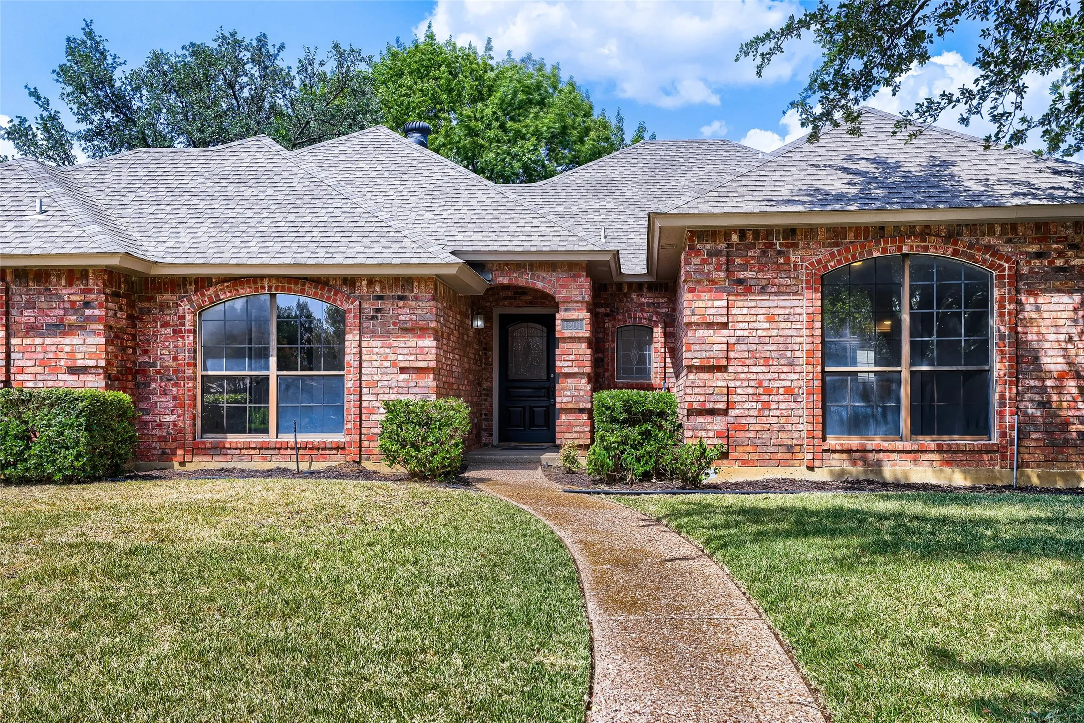 Single Family Residence For Sale in Tarrant County , 1201 St James Place, Arlington, Texas 76011, 3 Bedroom, 2 Bathroom, 2 Garage spaces, 2,030 Sqft, built in 1986, mls#21270078, Real Estate Agent in Arlington, Homes For Sale in Tarrant county, Homes For Sale in Arlington, Realtor in Arlington Texas, Real Estate Brokerage Independent Realty Texas, Luminita Cordes Realtor
