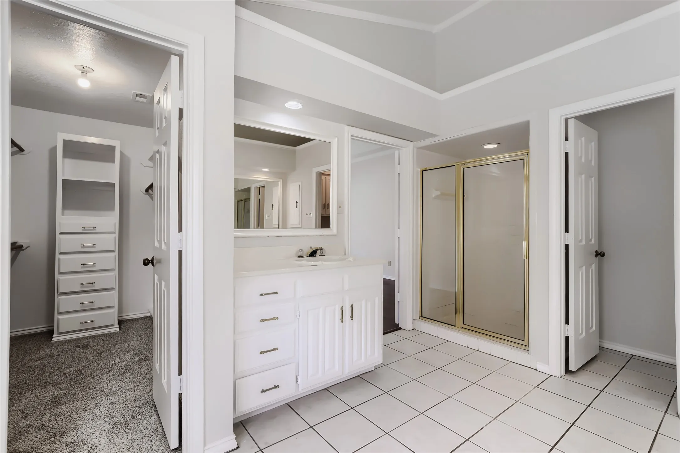 Single Family Residence For Sale in Tarrant County , 1201 St James Place, Arlington, Texas 76011, 3 Bedroom, 2 Bathroom, 2 Garage spaces, 2,030 Sqft, built in 1986, mls#21270078, Real Estate Agent in Arlington, Homes For Sale in Tarrant county, Homes For Sale in Arlington, Realtor in Arlington Texas, Real Estate Brokerage Independent Realty Texas, Luminita Cordes Realtor