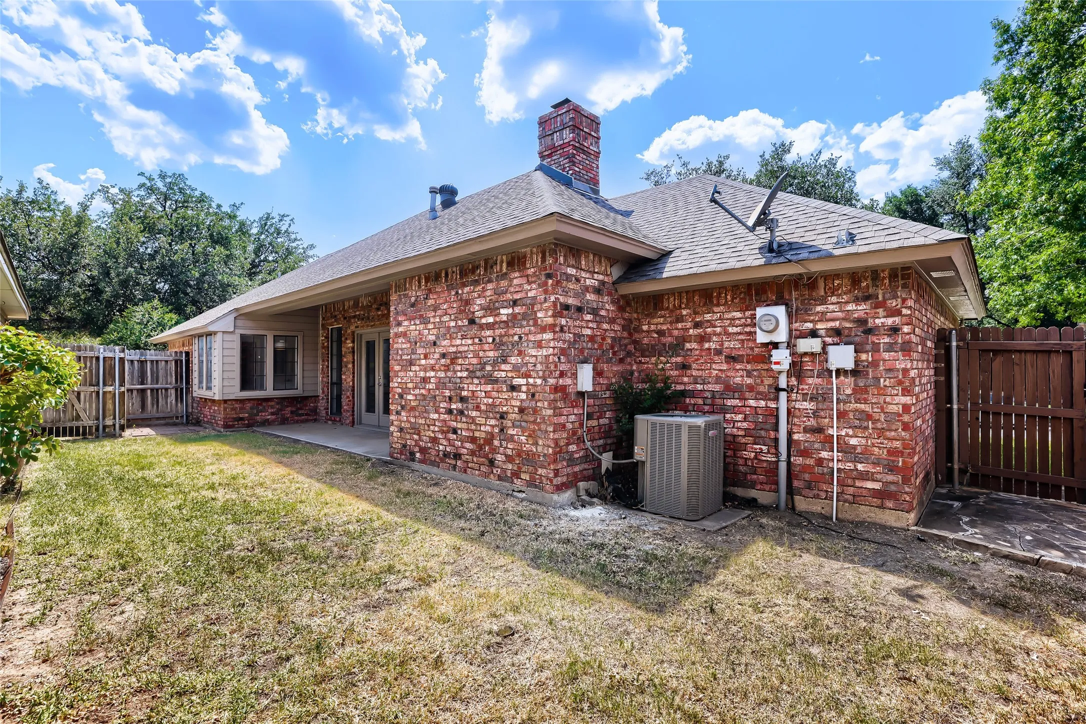 Single Family Residence For Sale in Tarrant County , 1201 St James Place, Arlington, Texas 76011, 3 Bedroom, 2 Bathroom, 2 Garage spaces, 2,030 Sqft, built in 1986, mls#21270078, Real Estate Agent in Arlington, Homes For Sale in Tarrant county, Homes For Sale in Arlington, Realtor in Arlington Texas, Real Estate Brokerage Independent Realty Texas, Luminita Cordes Realtor