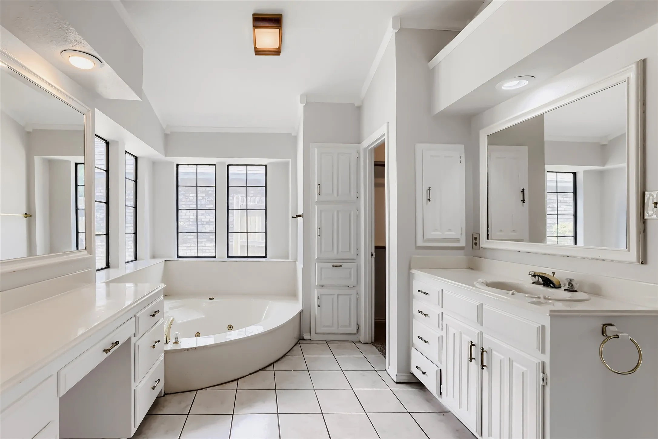 Single Family Residence For Sale in Tarrant County , 1201 St James Place, Arlington, Texas 76011, 3 Bedroom, 2 Bathroom, 2 Garage spaces, 2,030 Sqft, built in 1986, mls#21270078, Real Estate Agent in Arlington, Homes For Sale in Tarrant county, Homes For Sale in Arlington, Realtor in Arlington Texas, Real Estate Brokerage Independent Realty Texas, Luminita Cordes Realtor
