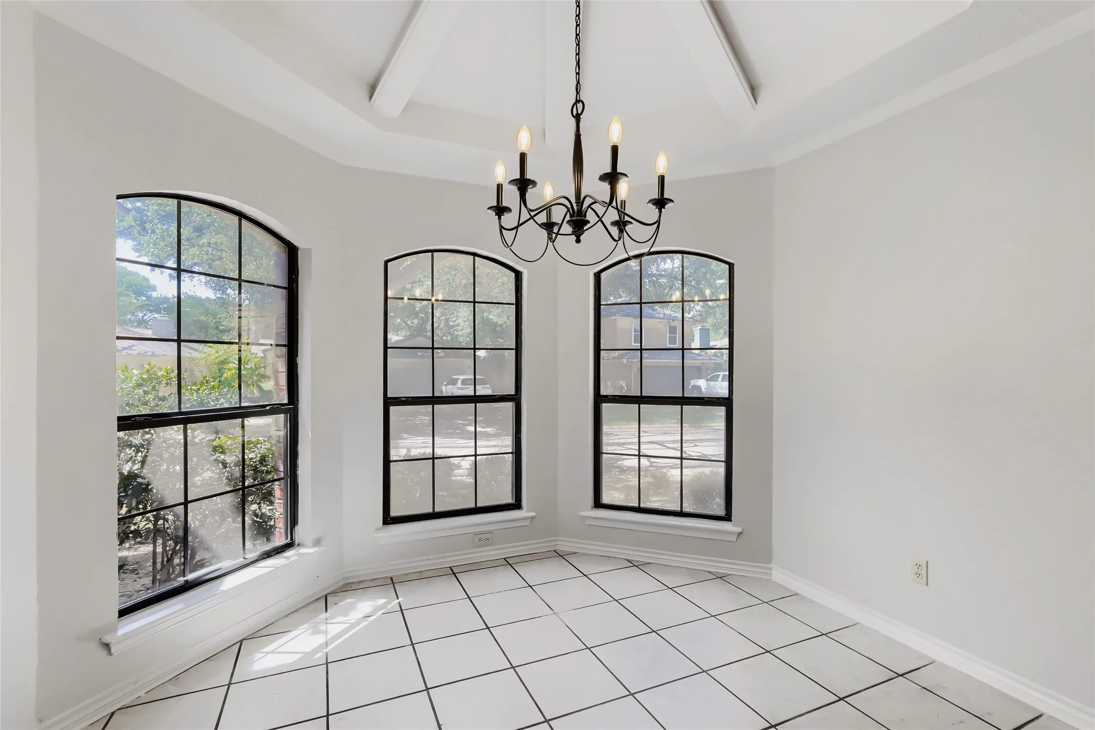 Single Family Residence For Sale in Tarrant County , 1201 St James Place, Arlington, Texas 76011, 3 Bedroom, 2 Bathroom, 2 Garage spaces, 2,030 Sqft, built in 1986, mls#21270078, Real Estate Agent in Arlington, Homes For Sale in Tarrant county, Homes For Sale in Arlington, Realtor in Arlington Texas, Real Estate Brokerage Independent Realty Texas, Luminita Cordes Realtor