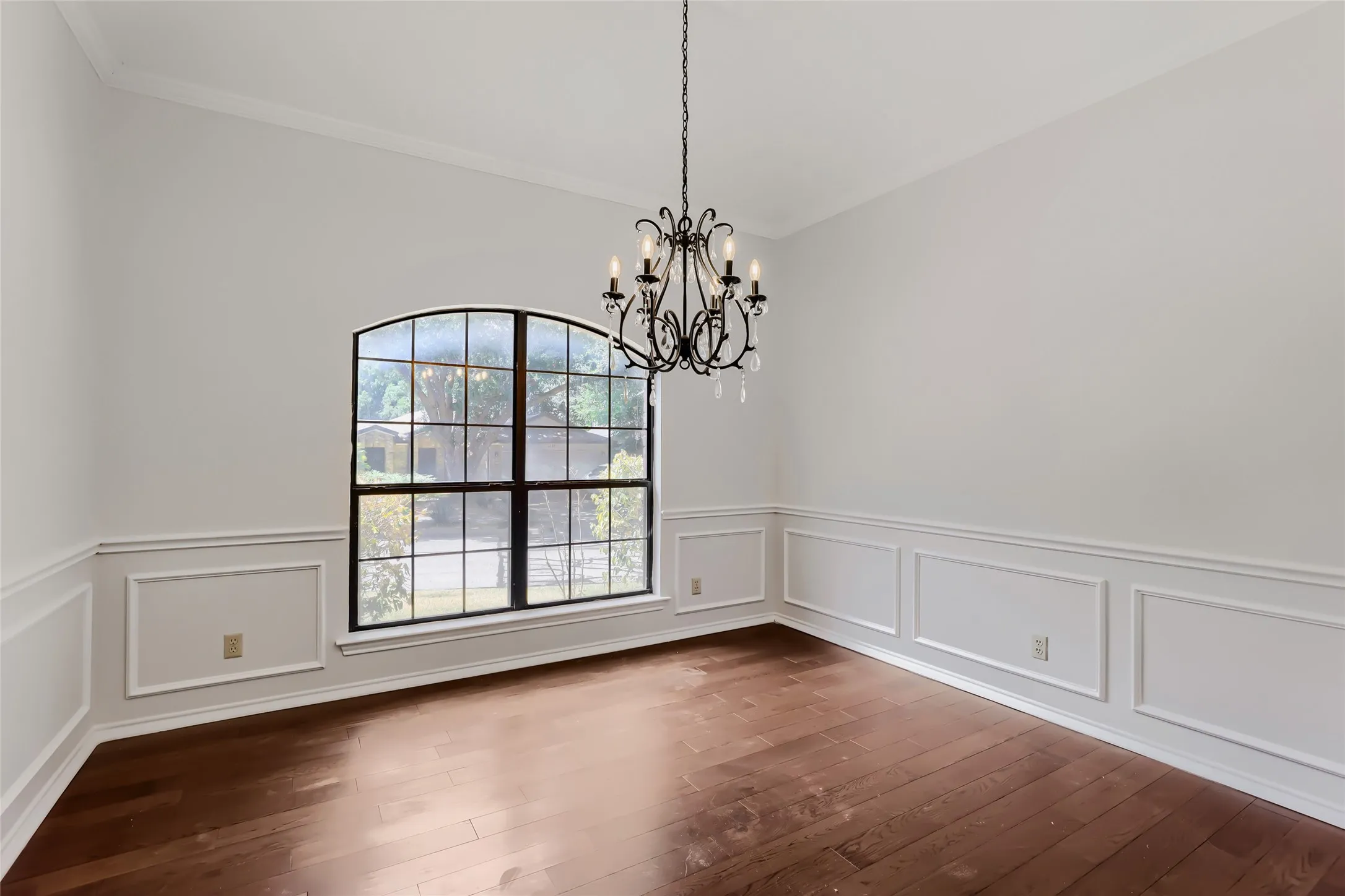 Single Family Residence For Sale in Tarrant County , 1201 St James Place, Arlington, Texas 76011, 3 Bedroom, 2 Bathroom, 2 Garage spaces, 2,030 Sqft, built in 1986, mls#21270078, Real Estate Agent in Arlington, Homes For Sale in Tarrant county, Homes For Sale in Arlington, Realtor in Arlington Texas, Real Estate Brokerage Independent Realty Texas, Luminita Cordes Realtor