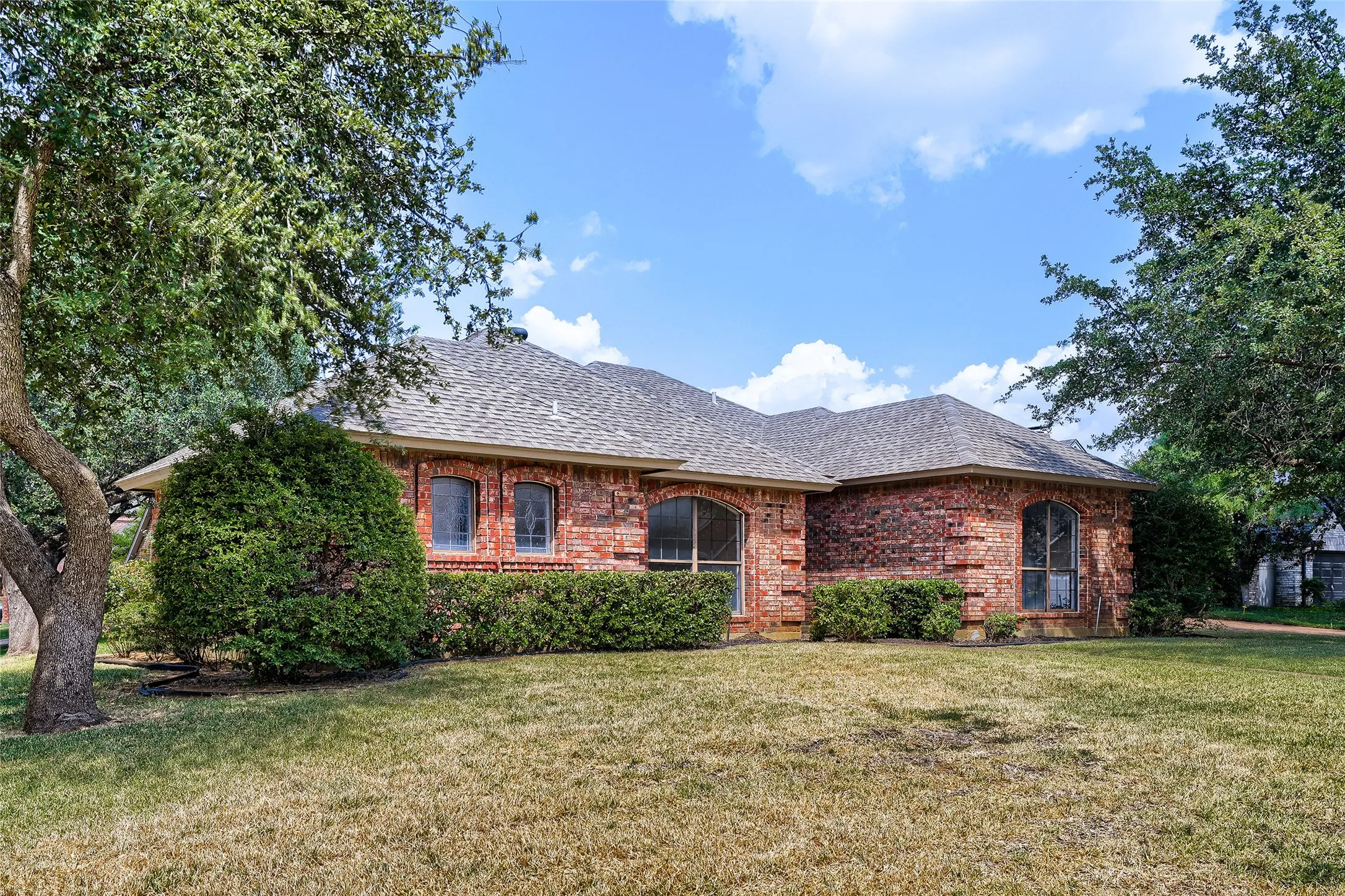 Single Family Residence For Sale in Tarrant County , 1201 St James Place, Arlington, Texas 76011, 3 Bedroom, 2 Bathroom, 2 Garage spaces, 2,030 Sqft, built in 1986, mls#21270078, Real Estate Agent in Arlington, Homes For Sale in Tarrant county, Homes For Sale in Arlington, Realtor in Arlington Texas, Real Estate Brokerage Independent Realty Texas, Luminita Cordes Realtor