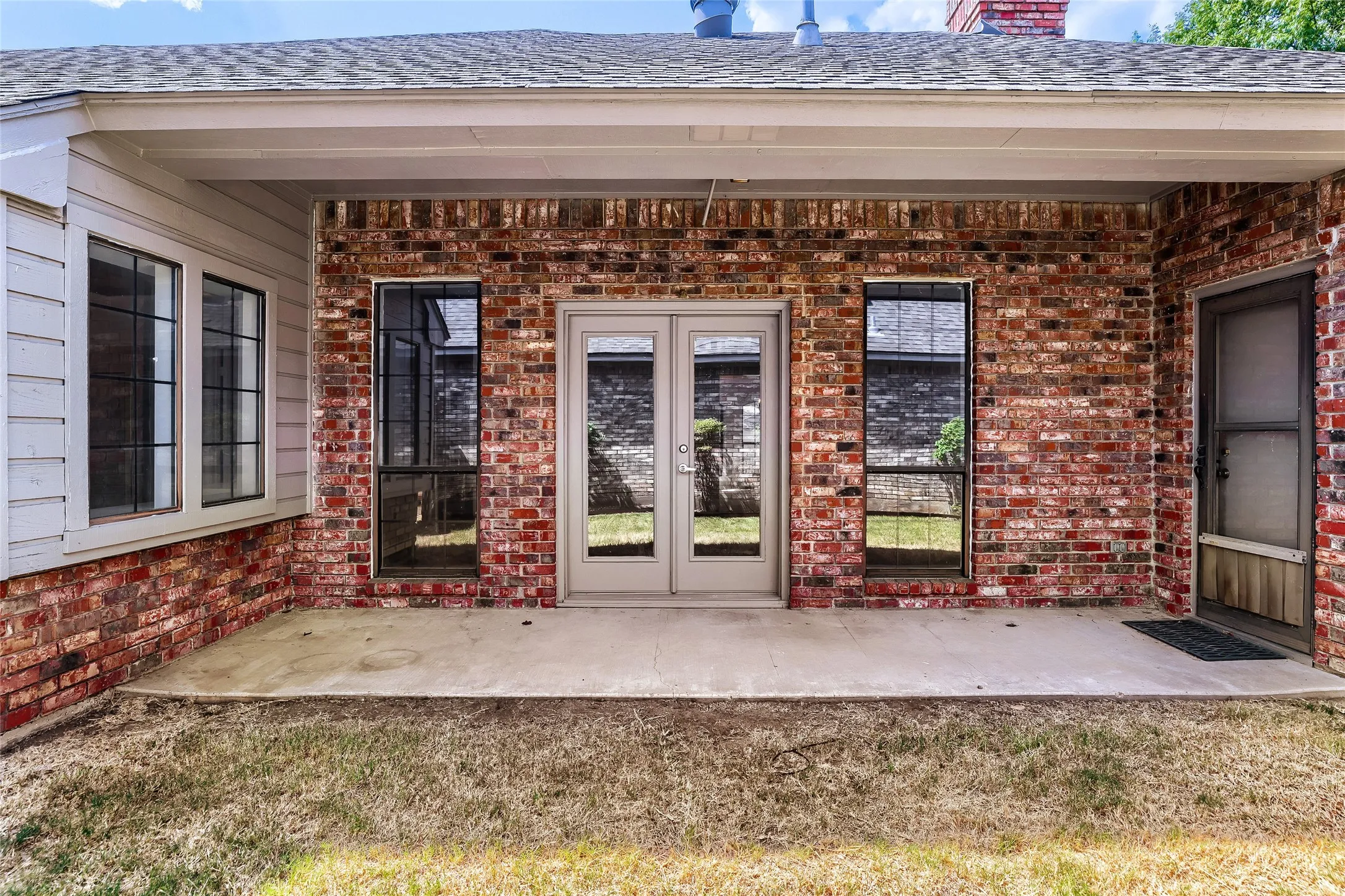 Single Family Residence For Sale in Tarrant County , 1201 St James Place, Arlington, Texas 76011, 3 Bedroom, 2 Bathroom, 2 Garage spaces, 2,030 Sqft, built in 1986, mls#21270078, Real Estate Agent in Arlington, Homes For Sale in Tarrant county, Homes For Sale in Arlington, Realtor in Arlington Texas, Real Estate Brokerage Independent Realty Texas, Luminita Cordes Realtor