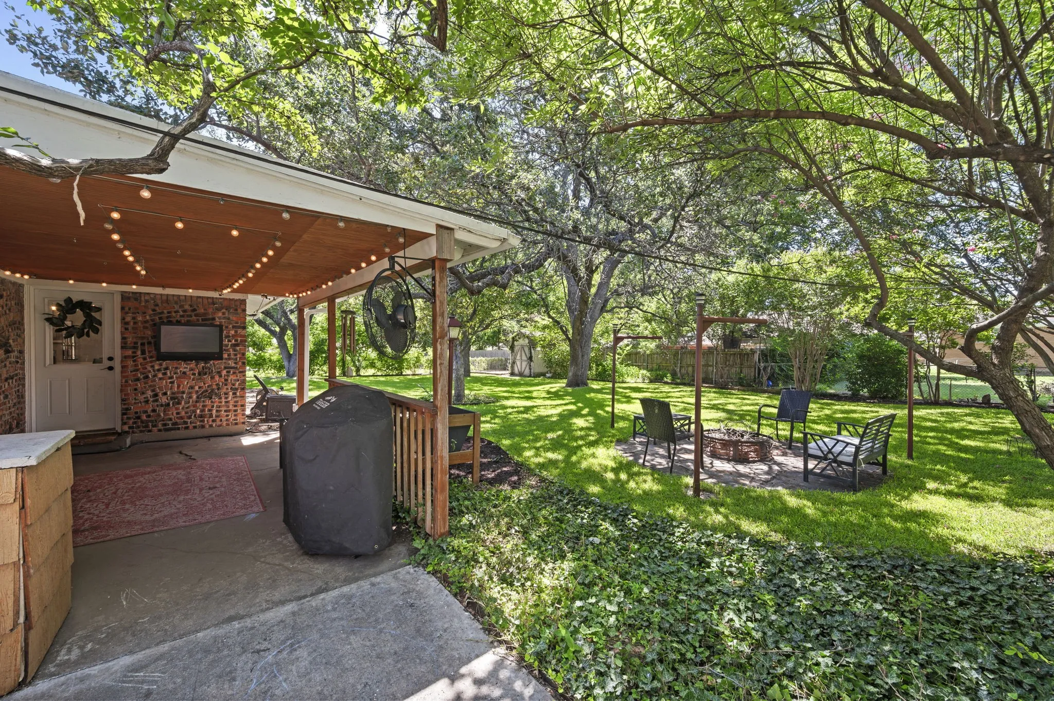 Single Family Residence For Sale in Tarrant County , 3517 Wooten Drive, Fort Worth, Texas 76133, 3 Bedroom, 2 Bathroom, 2 Garage spaces, 1,908 Sqft, built in 1957, mls#21357211, Real Estate Agent in Fort Worth, Homes For Sale in Tarrant county, Homes For Sale in Fort Worth, Realtor in Fort Worth Texas, Real Estate Brokerage Independent Realty Texas, Luminita Cordes Realtor