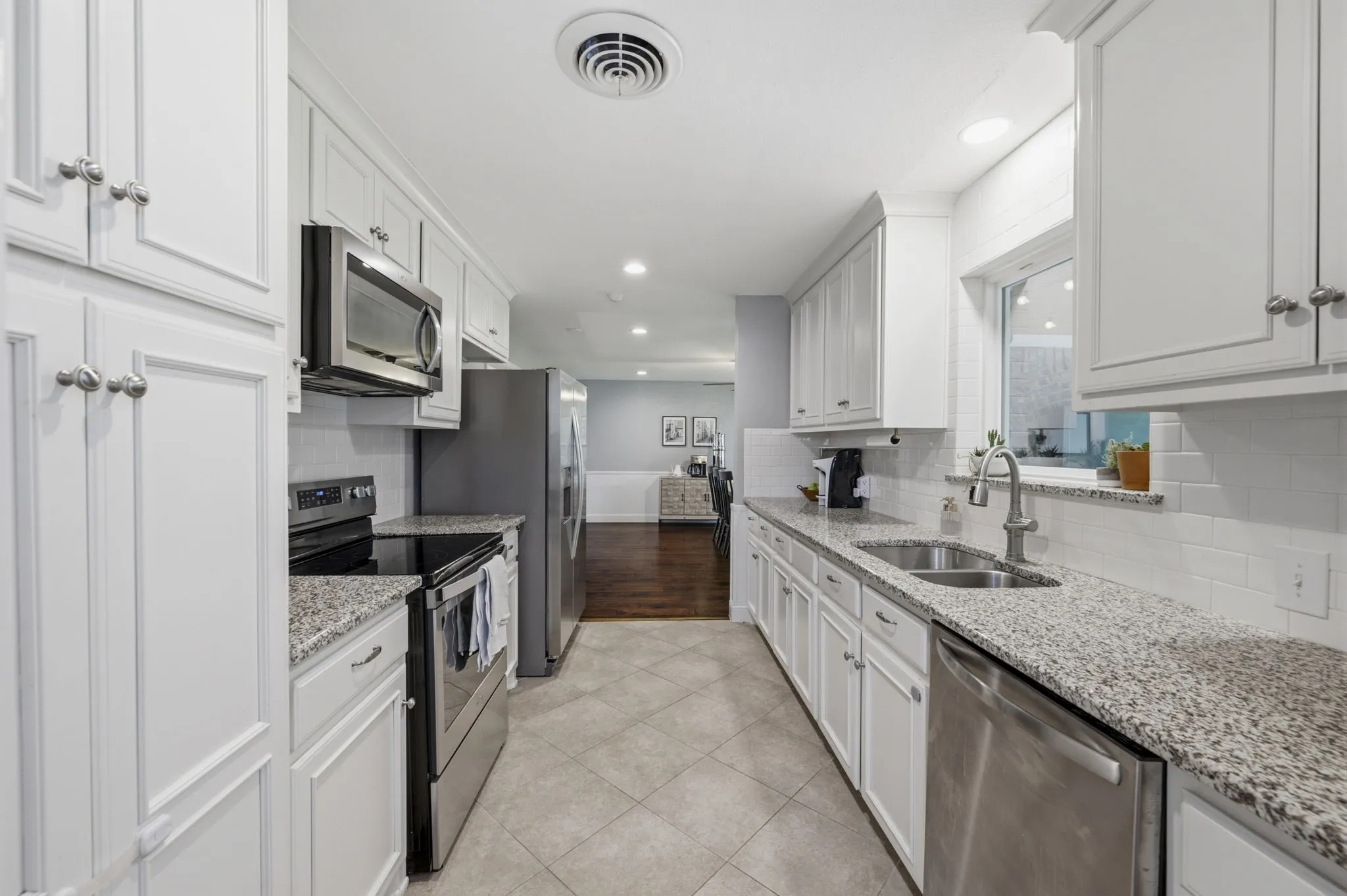 Single Family Residence For Sale in Tarrant County , 3517 Wooten Drive, Fort Worth, Texas 76133, 3 Bedroom, 2 Bathroom, 2 Garage spaces, 1,908 Sqft, built in 1957, mls#21357211, Real Estate Agent in Fort Worth, Homes For Sale in Tarrant county, Homes For Sale in Fort Worth, Realtor in Fort Worth Texas, Real Estate Brokerage Independent Realty Texas, Luminita Cordes Realtor