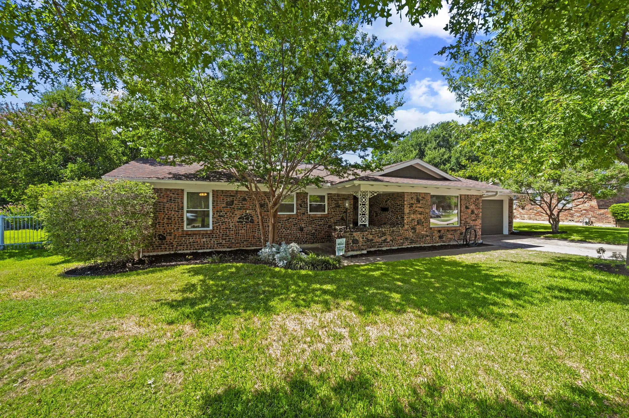 Single Family Residence For Sale in Tarrant County , 3517 Wooten Drive, Fort Worth, Texas 76133, 3 Bedroom, 2 Bathroom, 2 Garage spaces, 1,908 Sqft, built in 1957, mls#21357211, Real Estate Agent in Fort Worth, Homes For Sale in Tarrant county, Homes For Sale in Fort Worth, Realtor in Fort Worth Texas, Real Estate Brokerage Independent Realty Texas, Luminita Cordes Realtor