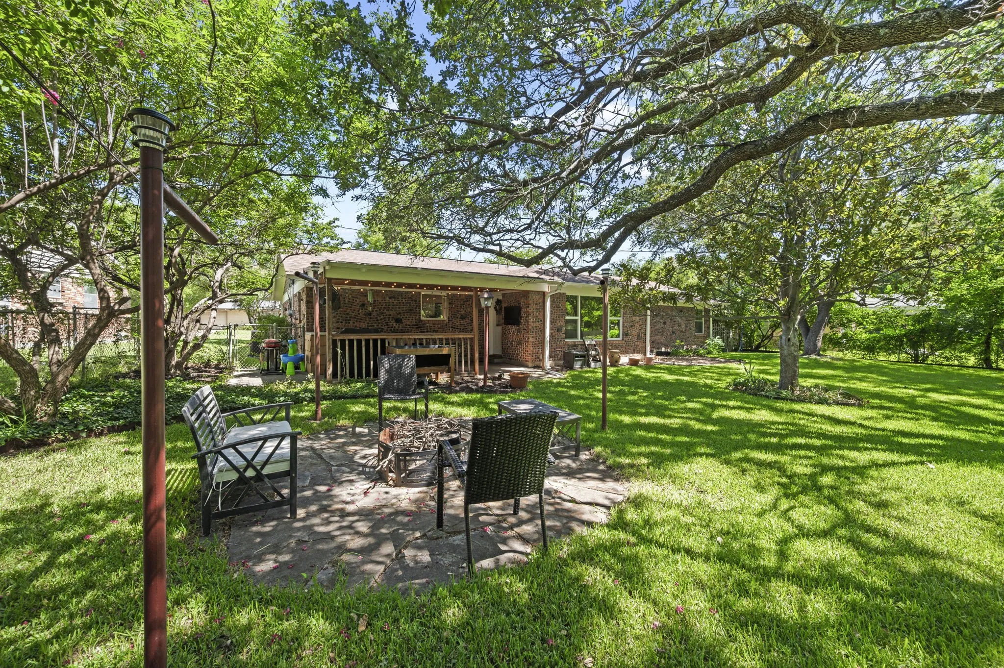 Single Family Residence For Sale in Tarrant County , 3517 Wooten Drive, Fort Worth, Texas 76133, 3 Bedroom, 2 Bathroom, 2 Garage spaces, 1,908 Sqft, built in 1957, mls#21357211, Real Estate Agent in Fort Worth, Homes For Sale in Tarrant county, Homes For Sale in Fort Worth, Realtor in Fort Worth Texas, Real Estate Brokerage Independent Realty Texas, Luminita Cordes Realtor