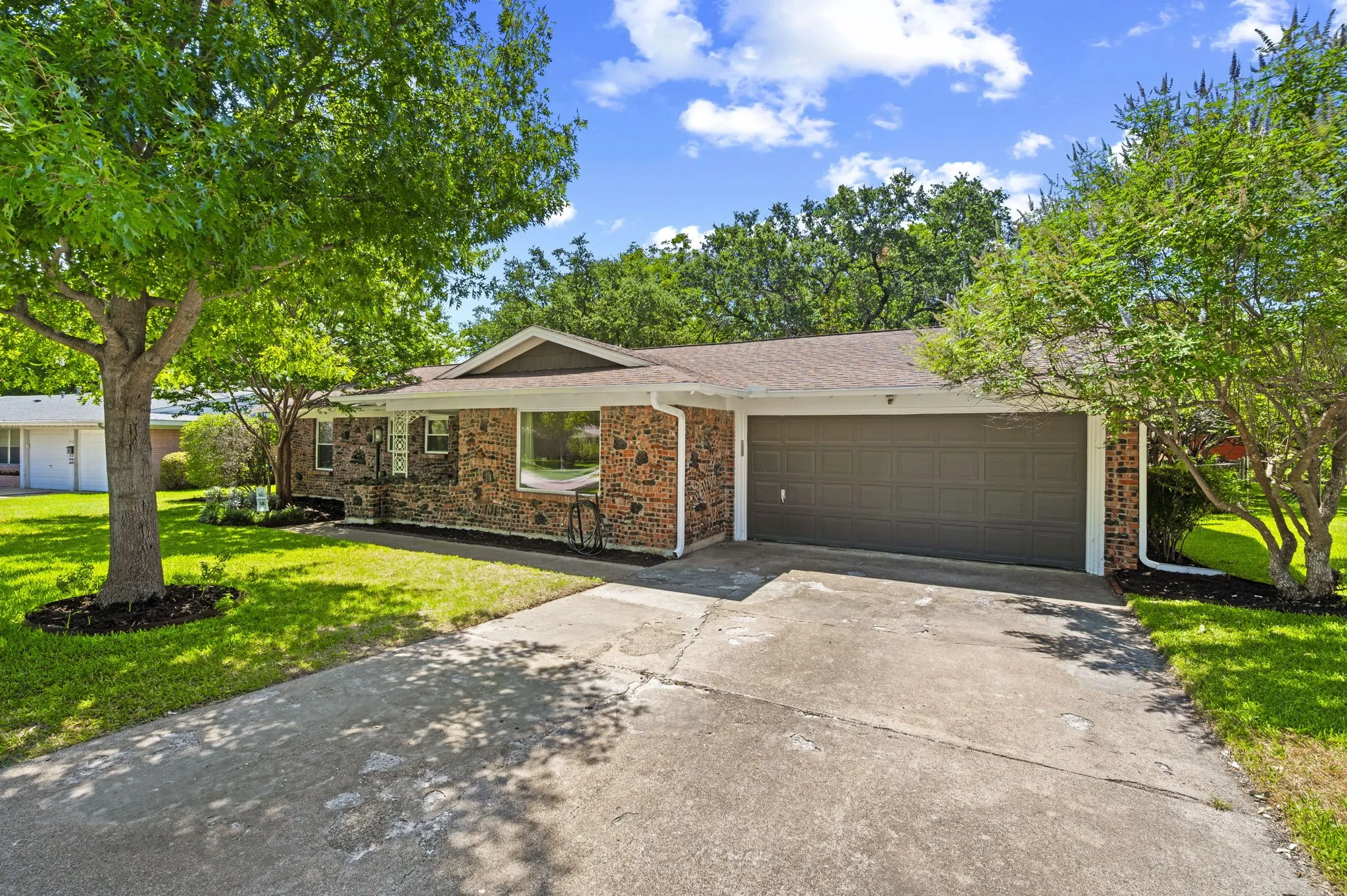 Single Family Residence For Sale in Tarrant County , 3517 Wooten Drive, Fort Worth, Texas 76133, 3 Bedroom, 2 Bathroom, 2 Garage spaces, 1,908 Sqft, built in 1957, mls#21357211, Real Estate Agent in Fort Worth, Homes For Sale in Tarrant county, Homes For Sale in Fort Worth, Realtor in Fort Worth Texas, Real Estate Brokerage Independent Realty Texas, Luminita Cordes Realtor