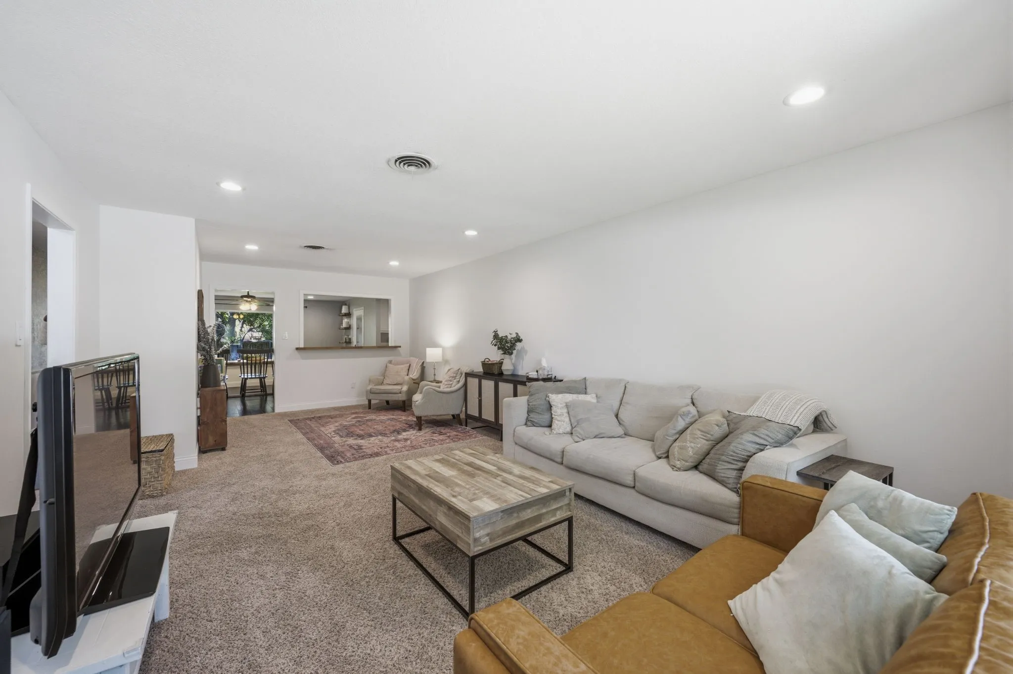 Single Family Residence For Sale in Tarrant County , 3517 Wooten Drive, Fort Worth, Texas 76133, 3 Bedroom, 2 Bathroom, 2 Garage spaces, 1,908 Sqft, built in 1957, mls#21357211, Real Estate Agent in Fort Worth, Homes For Sale in Tarrant county, Homes For Sale in Fort Worth, Realtor in Fort Worth Texas, Real Estate Brokerage Independent Realty Texas, Luminita Cordes Realtor