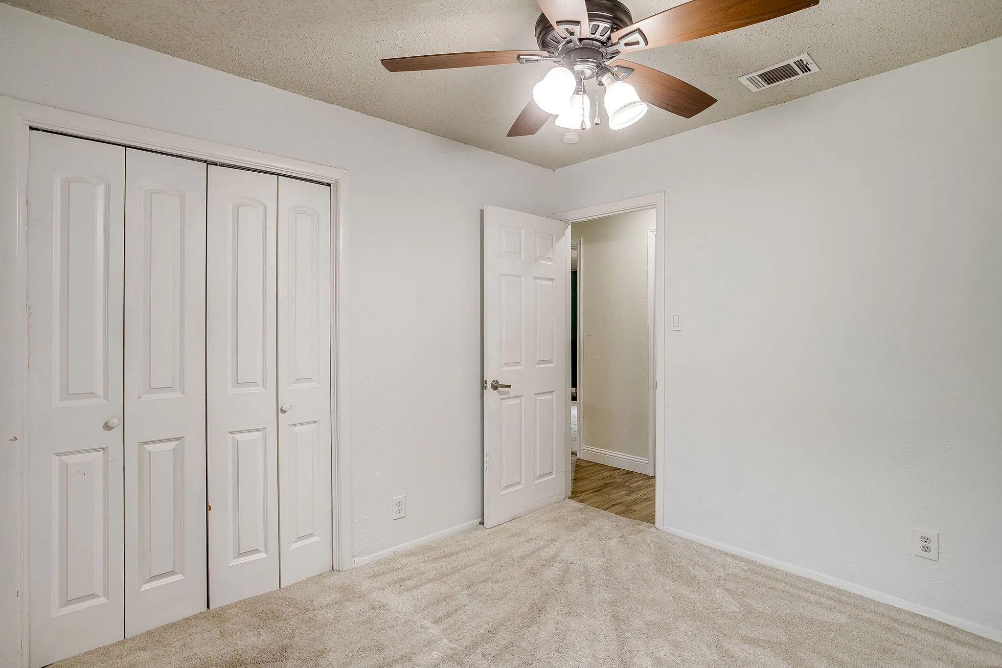 Single Family Residence For Sale in Tarrant County , 6709 Summit Ridge Drive, Watauga, Texas 76148, 4 Bedroom, 2 Bathroom, 2 Garage spaces, 1,791 Sqft, built in 1972, mls#21357219, Real Estate Agent in Watauga, Homes For Sale in Tarrant county, Homes For Sale in Watauga, Realtor in Watauga Texas, Real Estate Brokerage Independent Realty Texas, Luminita Cordes Realtor