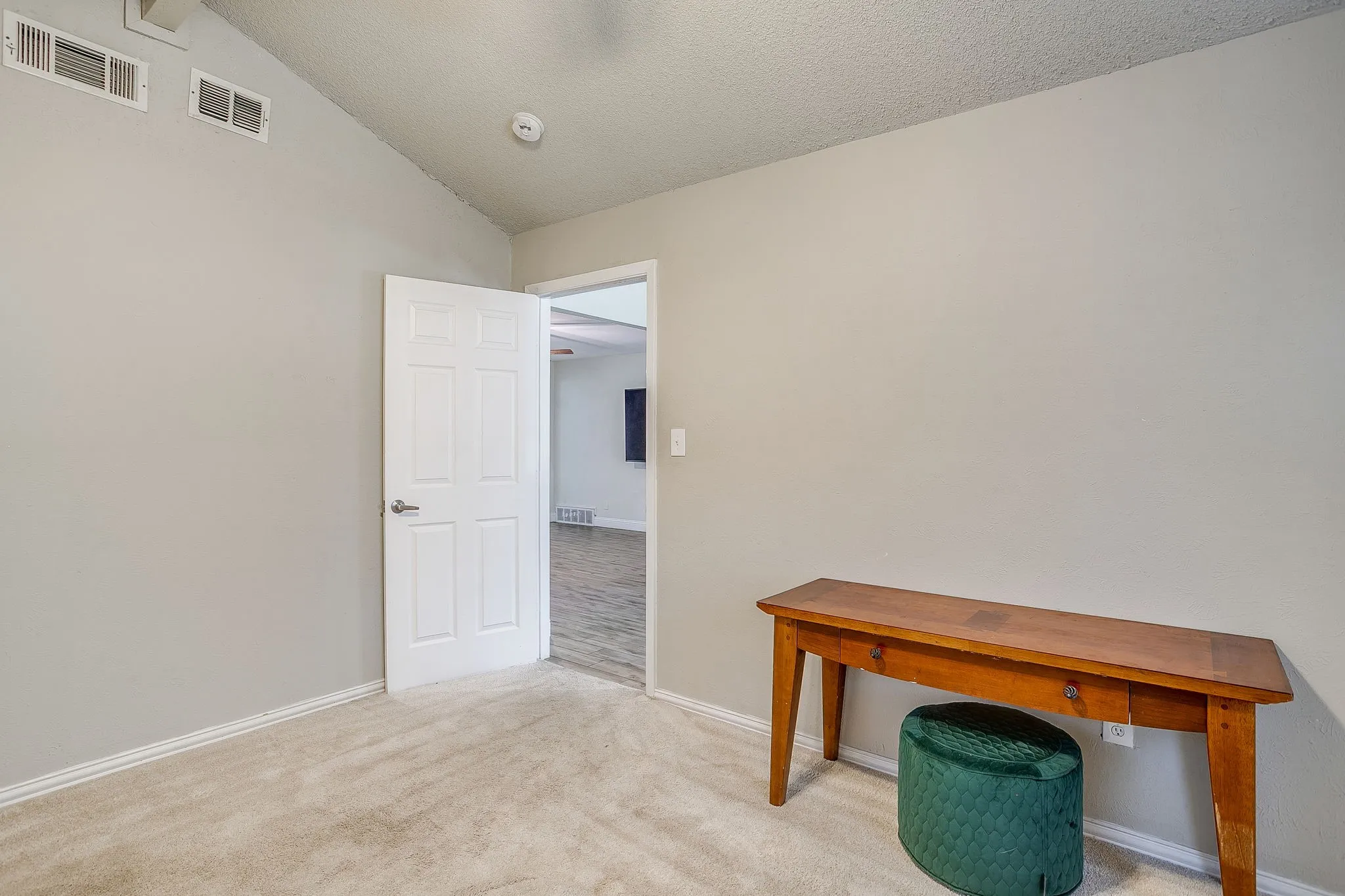 Single Family Residence For Sale in Tarrant County , 6709 Summit Ridge Drive, Watauga, Texas 76148, 4 Bedroom, 2 Bathroom, 2 Garage spaces, 1,791 Sqft, built in 1972, mls#21357219, Real Estate Agent in Watauga, Homes For Sale in Tarrant county, Homes For Sale in Watauga, Realtor in Watauga Texas, Real Estate Brokerage Independent Realty Texas, Luminita Cordes Realtor