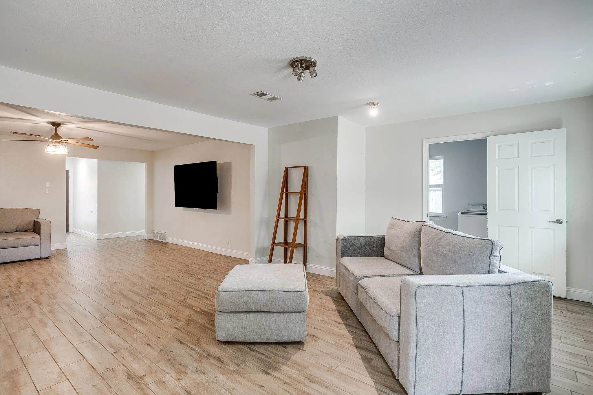 Single Family Residence For Sale in Tarrant County , 6709 Summit Ridge Drive, Watauga, Texas 76148, 4 Bedroom, 2 Bathroom, 2 Garage spaces, 1,791 Sqft, built in 1972, mls#21357219, Real Estate Agent in Watauga, Homes For Sale in Tarrant county, Homes For Sale in Watauga, Realtor in Watauga Texas, Real Estate Brokerage Independent Realty Texas, Luminita Cordes Realtor