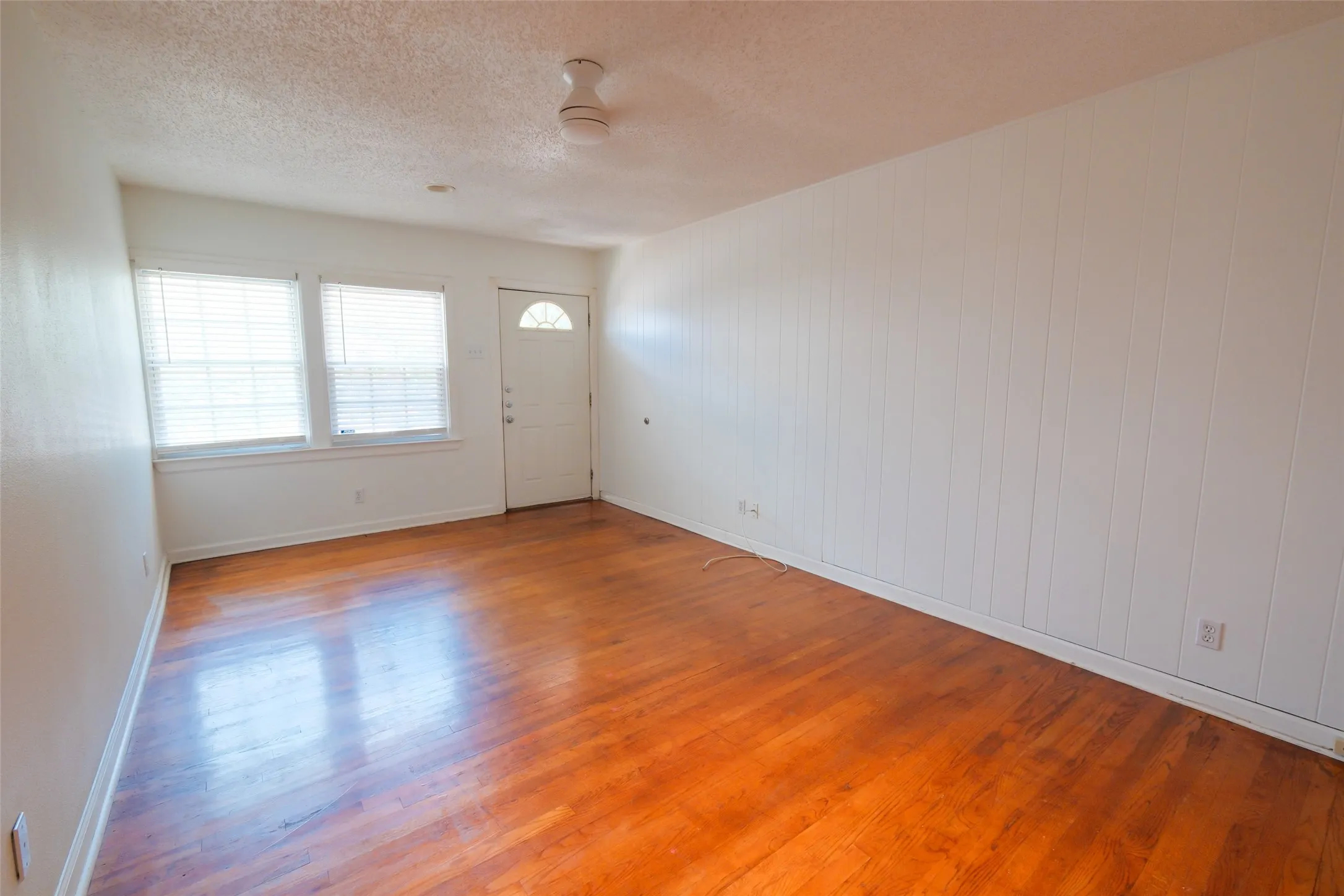 Duplex For Rent in Tarrant County , 3900 Dexter Avenue, Fort Worth, Texas 76107, 2 Bedroom, 2 Bathroom, Garage spaces, 1,953 Sqft, built in 1950, mls#21357227, Real Estate Agent in Fort Worth, Homes For Rent in Tarrant county, Homes For Rent in Fort Worth, Realtor in Fort Worth Texas, Real Estate Brokerage Independent Realty Texas, Luminita Cordes Realtor