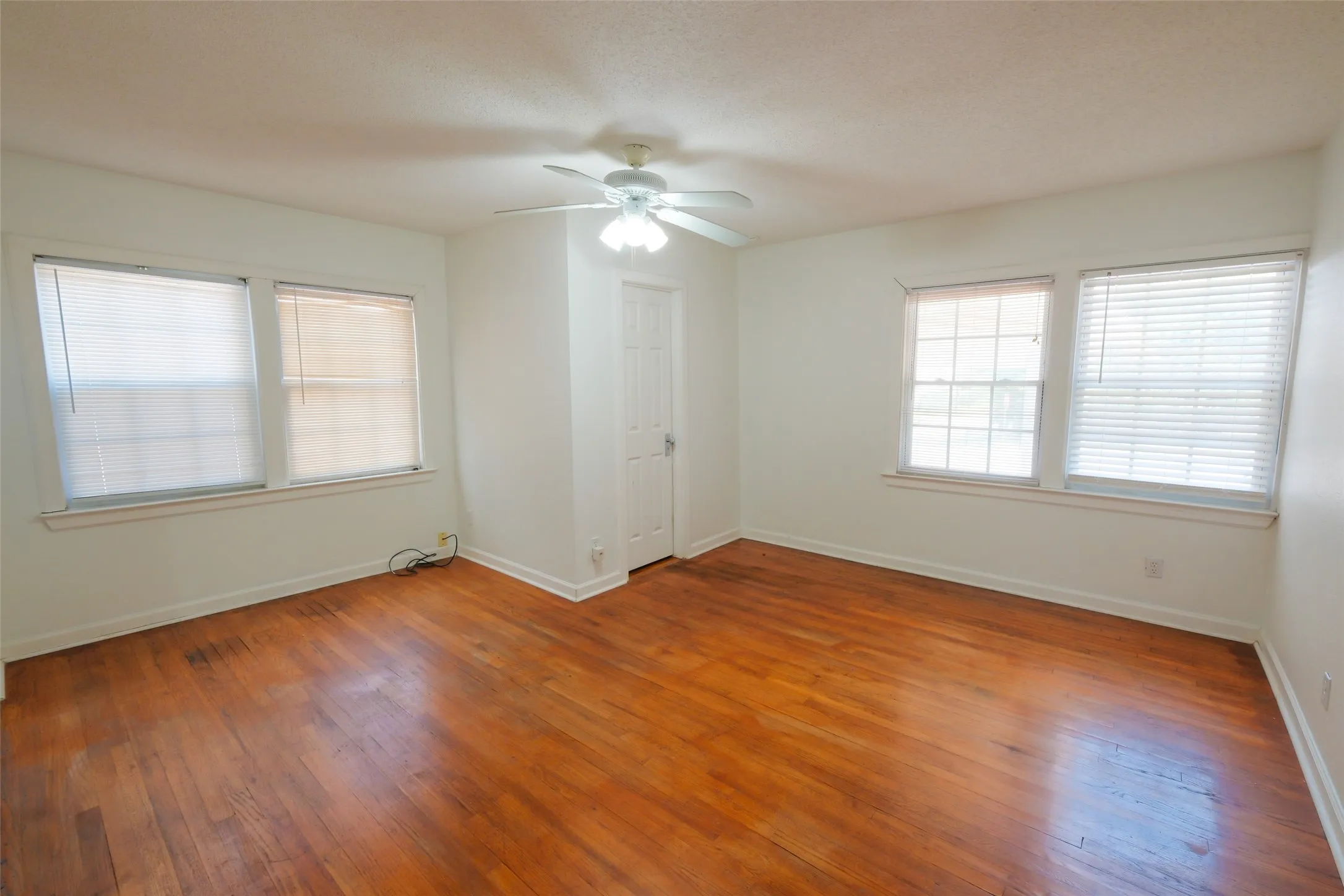 Duplex For Rent in Tarrant County , 3900 Dexter Avenue, Fort Worth, Texas 76107, 2 Bedroom, 2 Bathroom, Garage spaces, 1,953 Sqft, built in 1950, mls#21357227, Real Estate Agent in Fort Worth, Homes For Rent in Tarrant county, Homes For Rent in Fort Worth, Realtor in Fort Worth Texas, Real Estate Brokerage Independent Realty Texas, Luminita Cordes Realtor