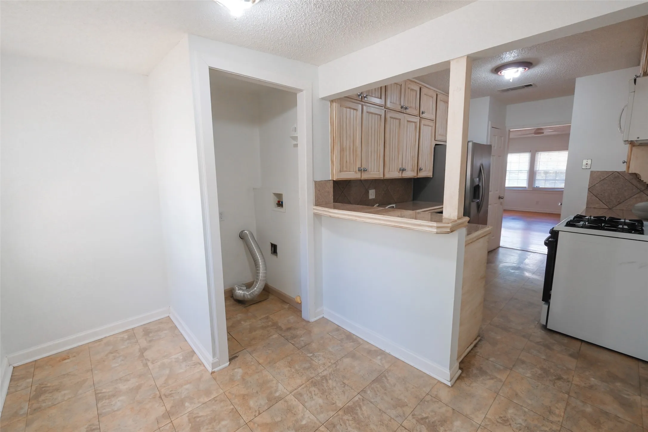 Duplex For Rent in Tarrant County , 3900 Dexter Avenue, Fort Worth, Texas 76107, 2 Bedroom, 2 Bathroom, Garage spaces, 1,953 Sqft, built in 1950, mls#21357227, Real Estate Agent in Fort Worth, Homes For Rent in Tarrant county, Homes For Rent in Fort Worth, Realtor in Fort Worth Texas, Real Estate Brokerage Independent Realty Texas, Luminita Cordes Realtor