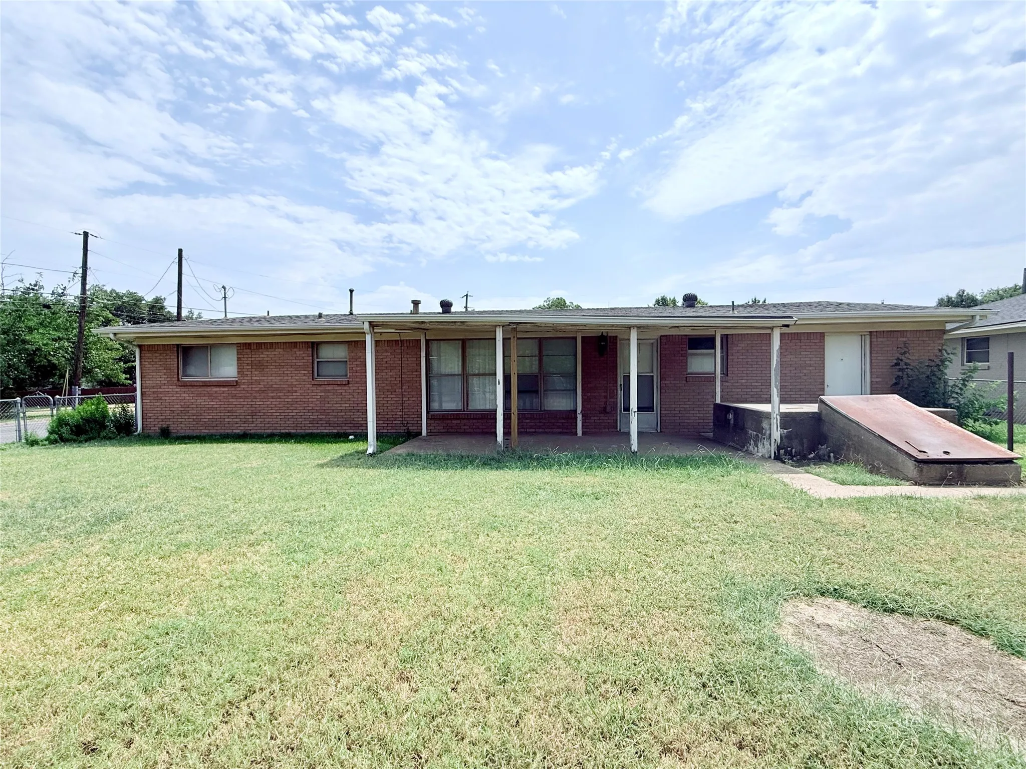 Single Family Residence For Rent in Grayson County , 401 W Lamberth Road, Sherman, Texas 75092, 3 Bedroom, 2 Bathroom, 1 Garage spaces, 1,640 Sqft, built in 1955, mls#21357241, Real Estate Agent in Sherman, Homes For Rent in Grayson county, Homes For Rent in Sherman, Realtor in Sherman Texas, Real Estate Brokerage Independent Realty Texas, Luminita Cordes Realtor