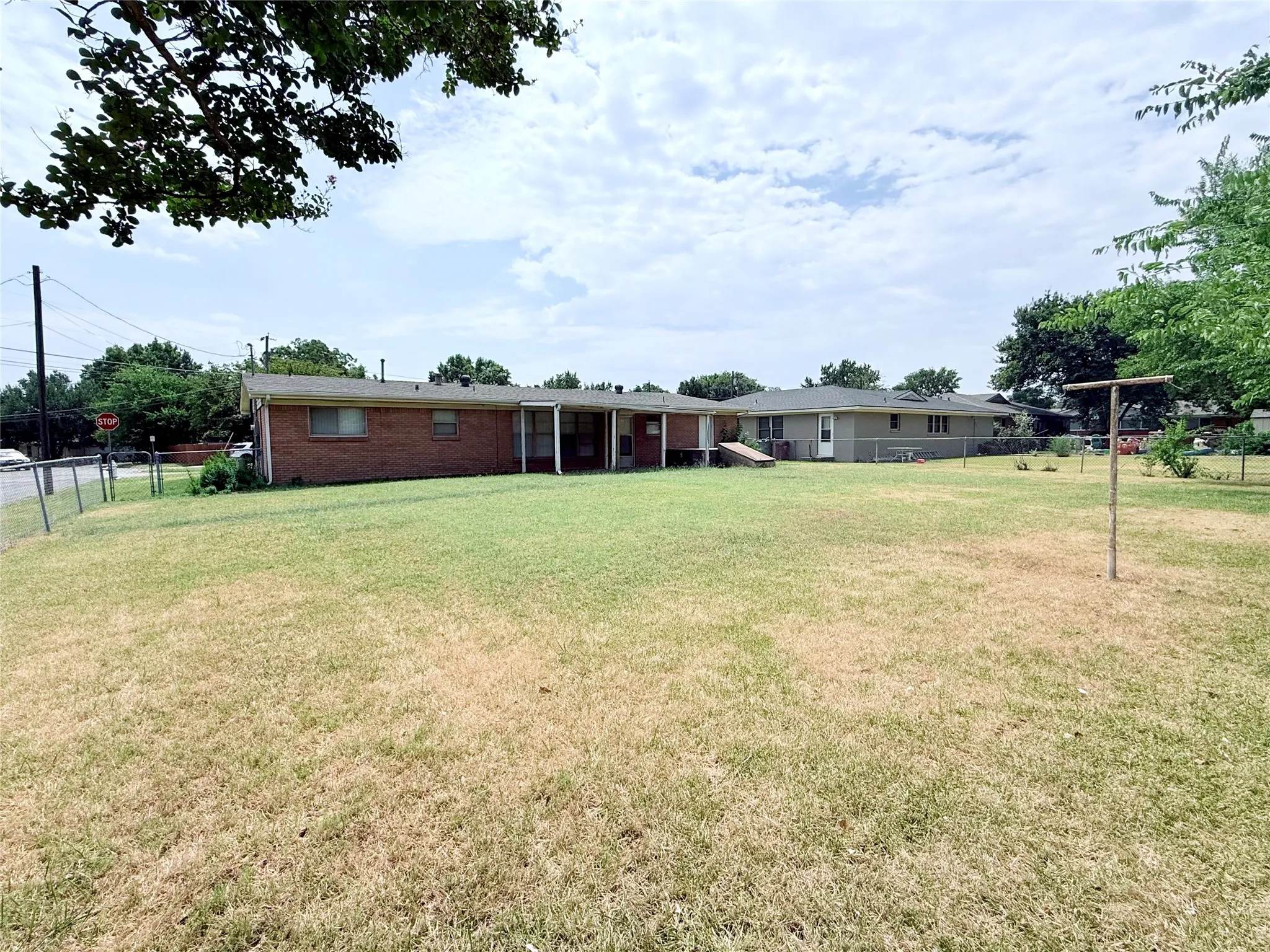 Single Family Residence For Rent in Grayson County , 401 W Lamberth Road, Sherman, Texas 75092, 3 Bedroom, 2 Bathroom, 1 Garage spaces, 1,640 Sqft, built in 1955, mls#21357241, Real Estate Agent in Sherman, Homes For Rent in Grayson county, Homes For Rent in Sherman, Realtor in Sherman Texas, Real Estate Brokerage Independent Realty Texas, Luminita Cordes Realtor