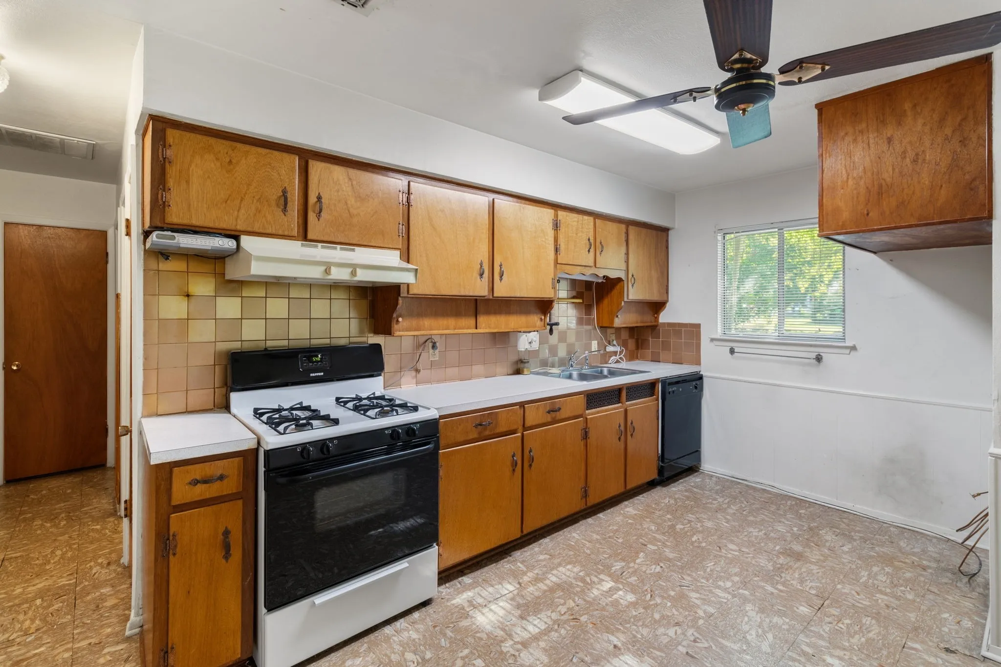Single Family Residence For Sale in Tarrant County , 840 Comal Avenue, White Settlement, Texas 76108, 3 Bedroom, 2 Bathroom, 1 Garage spaces, 1,459 Sqft, built in 1963, mls#21354997, Real Estate Agent in White Settlement, Homes For Sale in Tarrant county, Homes For Sale in White Settlement, Realtor in White Settlement Texas, Real Estate Brokerage Independent Realty Texas, Luminita Cordes Realtor