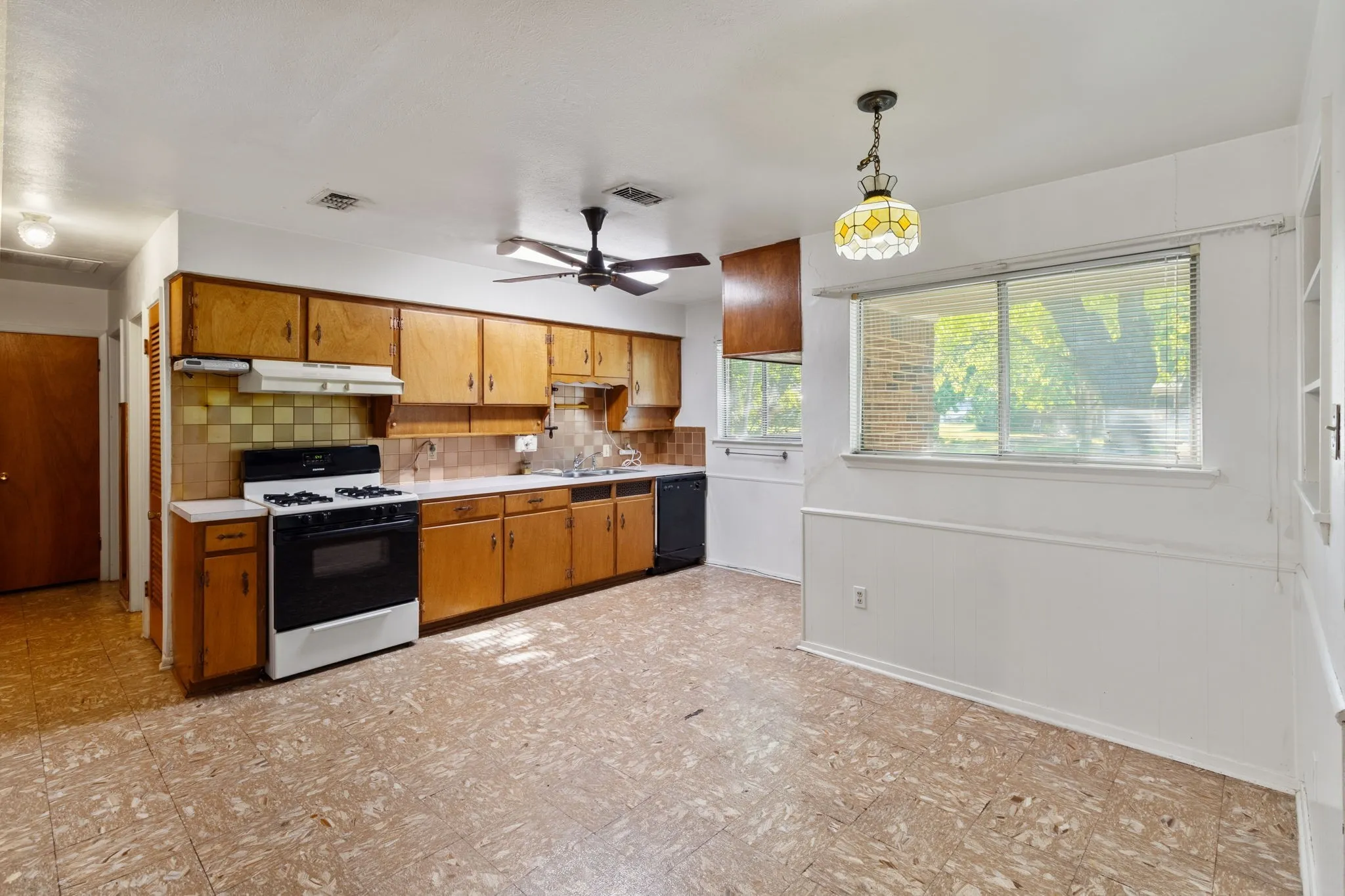 Single Family Residence For Sale in Tarrant County , 840 Comal Avenue, White Settlement, Texas 76108, 3 Bedroom, 2 Bathroom, 1 Garage spaces, 1,459 Sqft, built in 1963, mls#21354997, Real Estate Agent in White Settlement, Homes For Sale in Tarrant county, Homes For Sale in White Settlement, Realtor in White Settlement Texas, Real Estate Brokerage Independent Realty Texas, Luminita Cordes Realtor