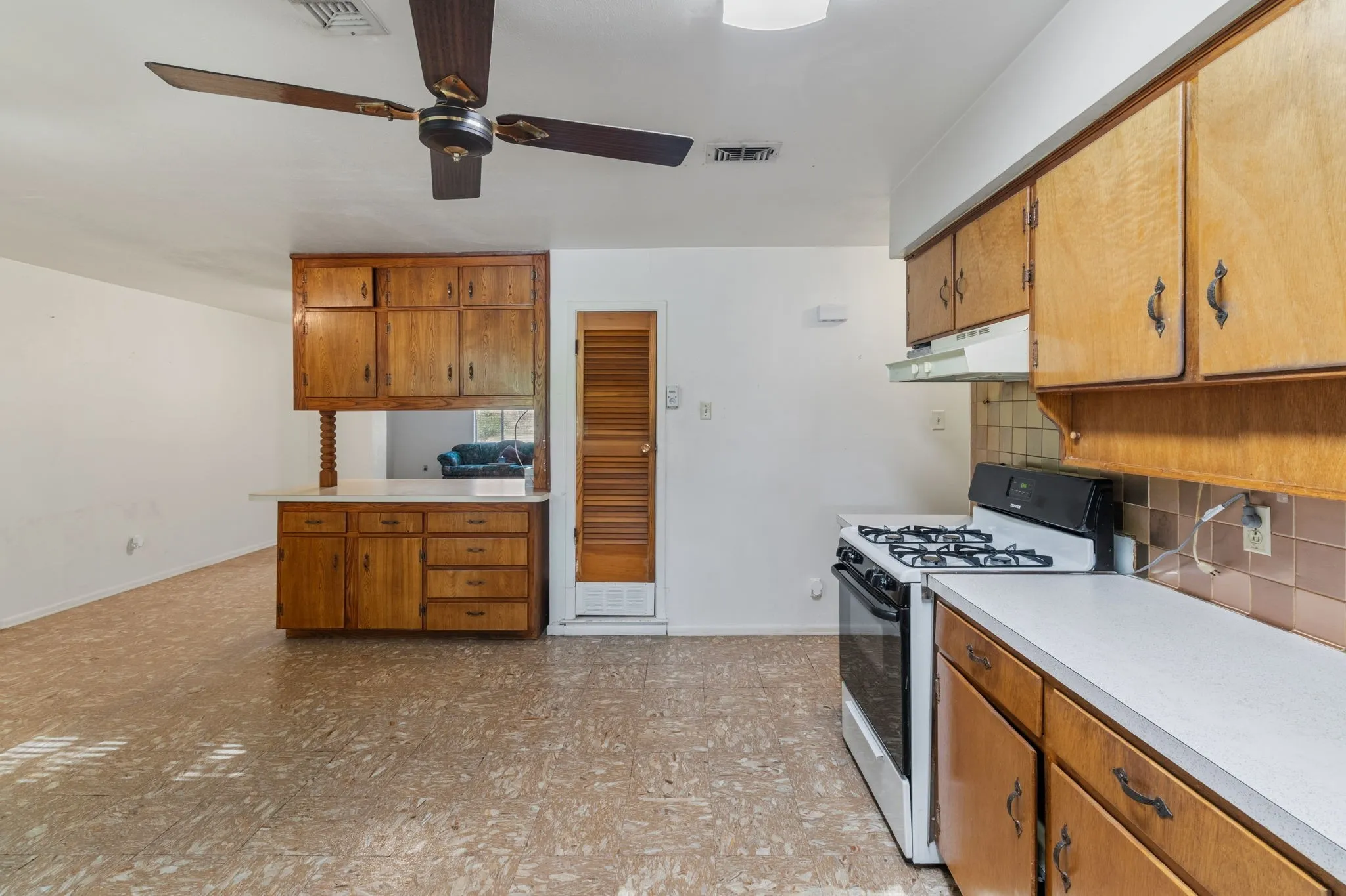 Single Family Residence For Sale in Tarrant County , 840 Comal Avenue, White Settlement, Texas 76108, 3 Bedroom, 2 Bathroom, 1 Garage spaces, 1,459 Sqft, built in 1963, mls#21354997, Real Estate Agent in White Settlement, Homes For Sale in Tarrant county, Homes For Sale in White Settlement, Realtor in White Settlement Texas, Real Estate Brokerage Independent Realty Texas, Luminita Cordes Realtor