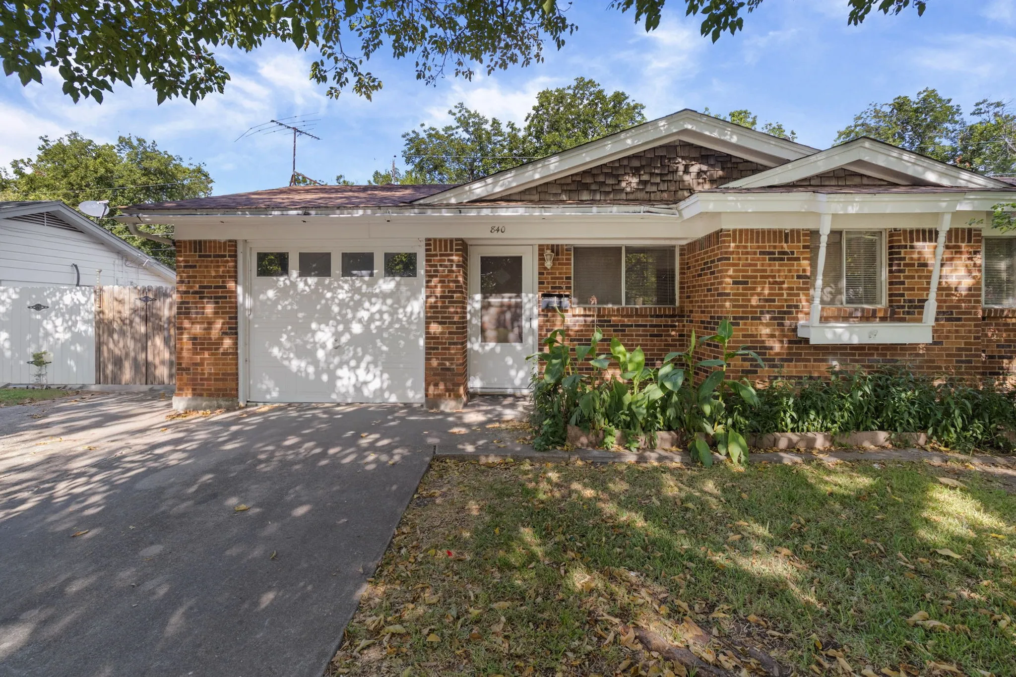 Single Family Residence For Sale in Tarrant County , 840 Comal Avenue, White Settlement, Texas 76108, 3 Bedroom, 2 Bathroom, 1 Garage spaces, 1,459 Sqft, built in 1963, mls#21354997, Real Estate Agent in White Settlement, Homes For Sale in Tarrant county, Homes For Sale in White Settlement, Realtor in White Settlement Texas, Real Estate Brokerage Independent Realty Texas, Luminita Cordes Realtor
