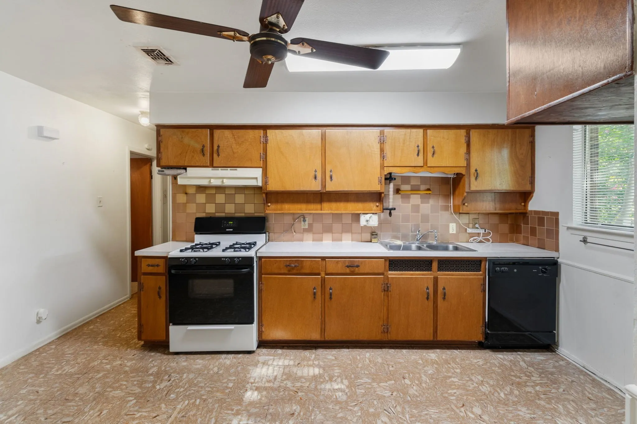Single Family Residence For Sale in Tarrant County , 840 Comal Avenue, White Settlement, Texas 76108, 3 Bedroom, 2 Bathroom, 1 Garage spaces, 1,459 Sqft, built in 1963, mls#21354997, Real Estate Agent in White Settlement, Homes For Sale in Tarrant county, Homes For Sale in White Settlement, Realtor in White Settlement Texas, Real Estate Brokerage Independent Realty Texas, Luminita Cordes Realtor